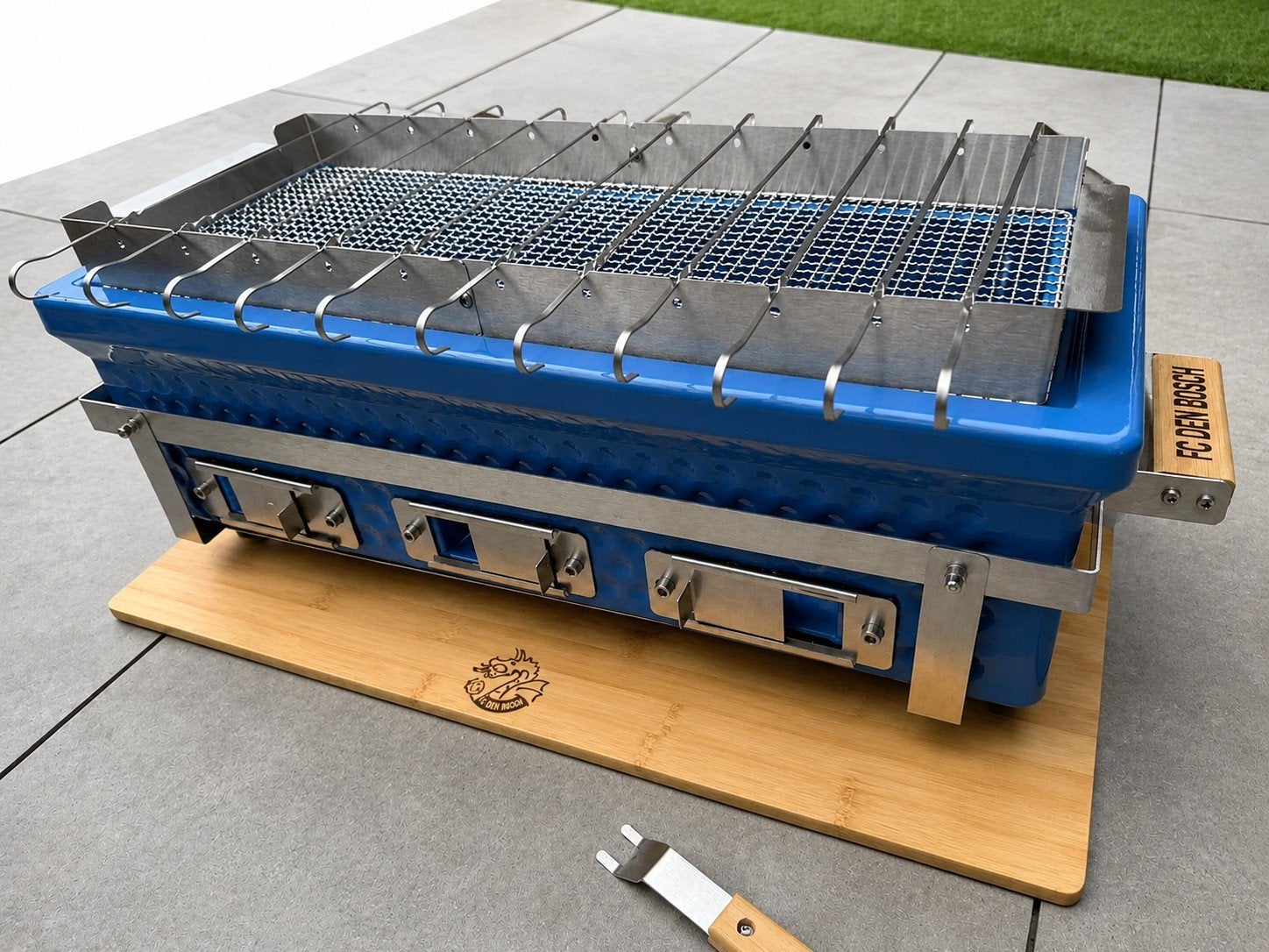NIEUW IN DOOS FC den Bosch Patton houtskool bbq tafel grill, Tuin en Terras, Houtskoolbarbecues, Ophalen, Nieuw, Patton, Met accessoires