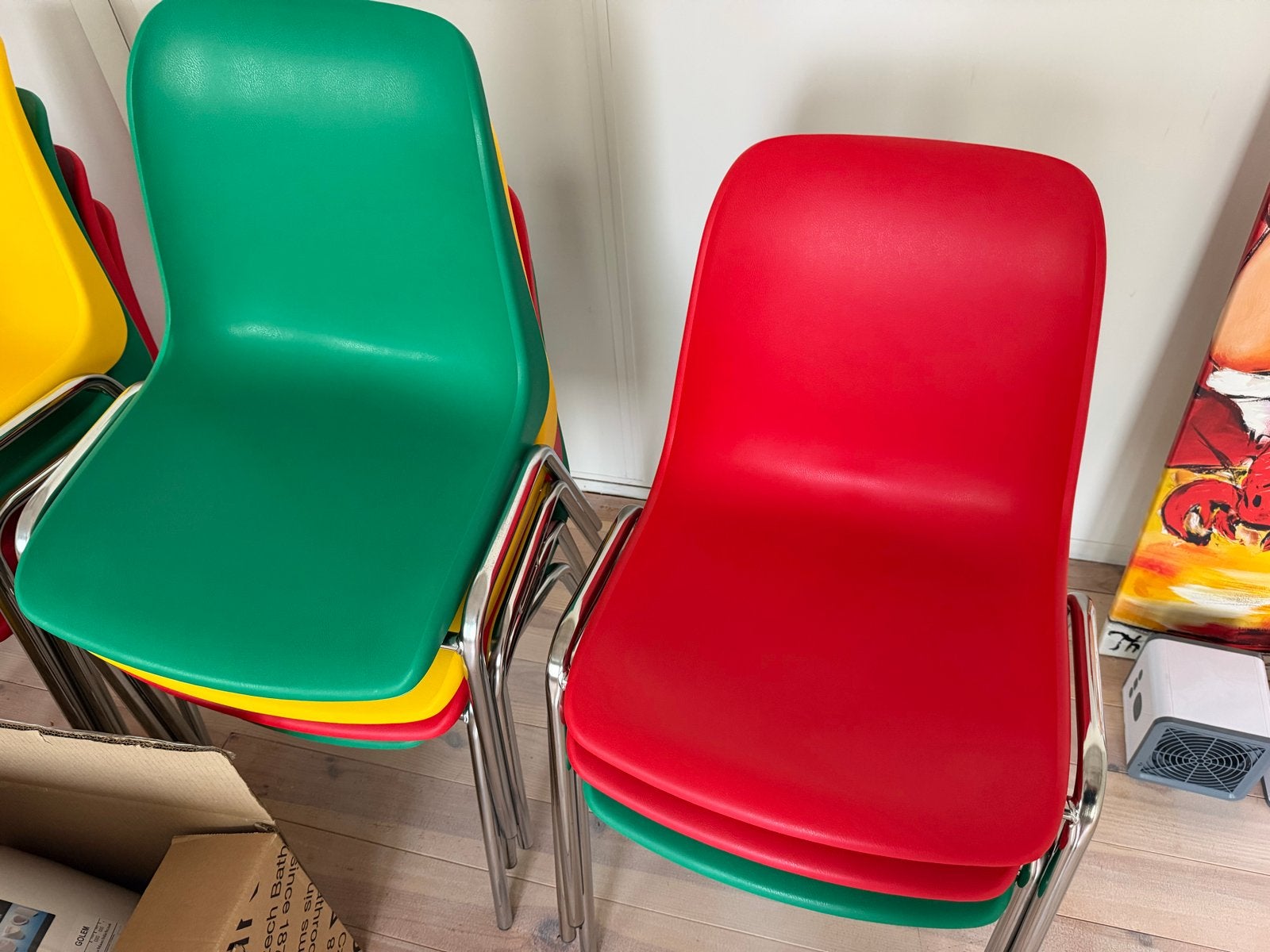 23 zo goed als nieuwe stoelen in diverse kleuren, Huis en Inrichting, Stoelen, Ophalen, Kunststof, Overige kleuren, Zo goed als nieuw