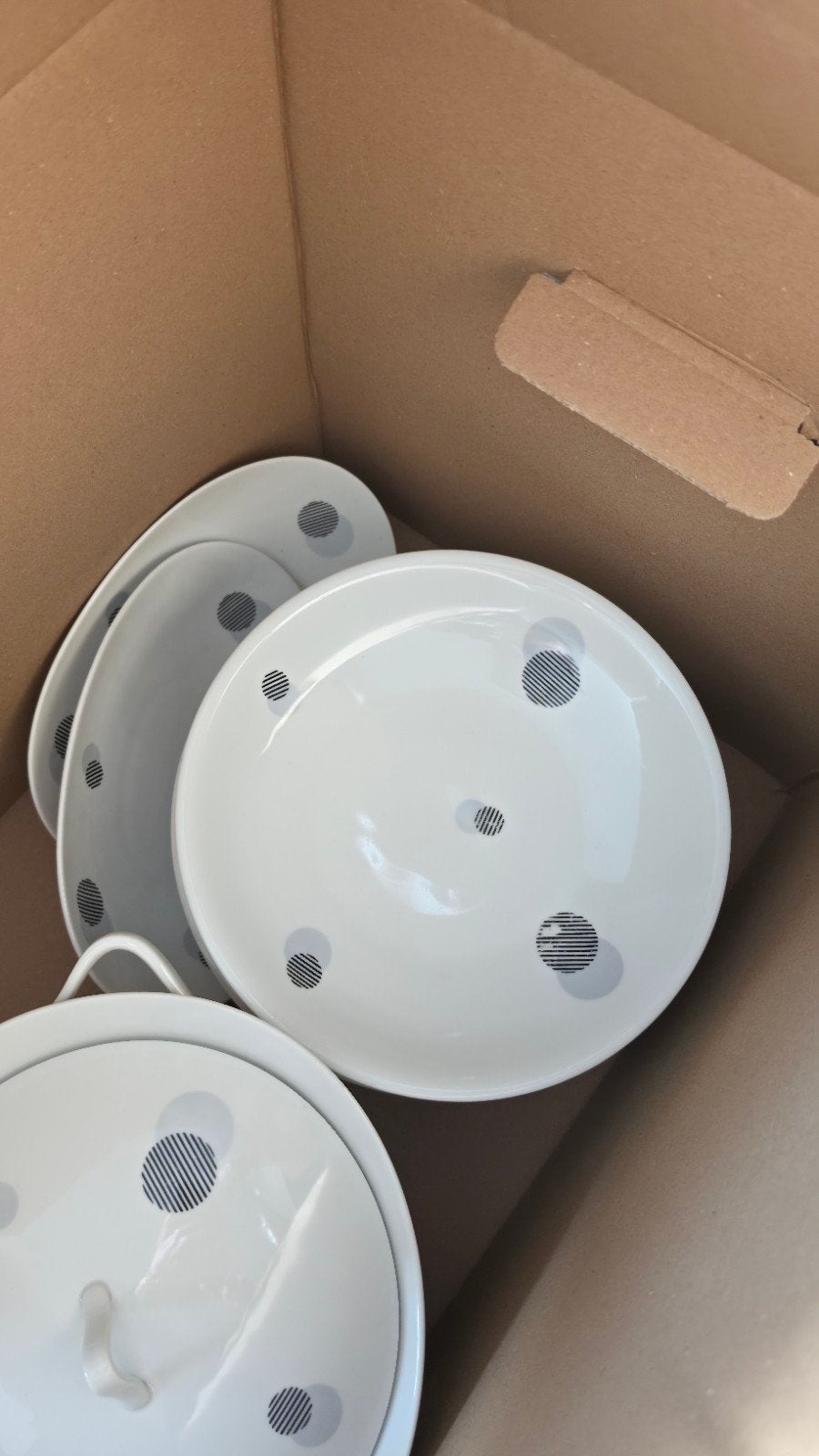 Wit servies met stippen - 2 schalen en 4 borden, Ophalen, Keramiek, Zo goed als nieuw, Modern