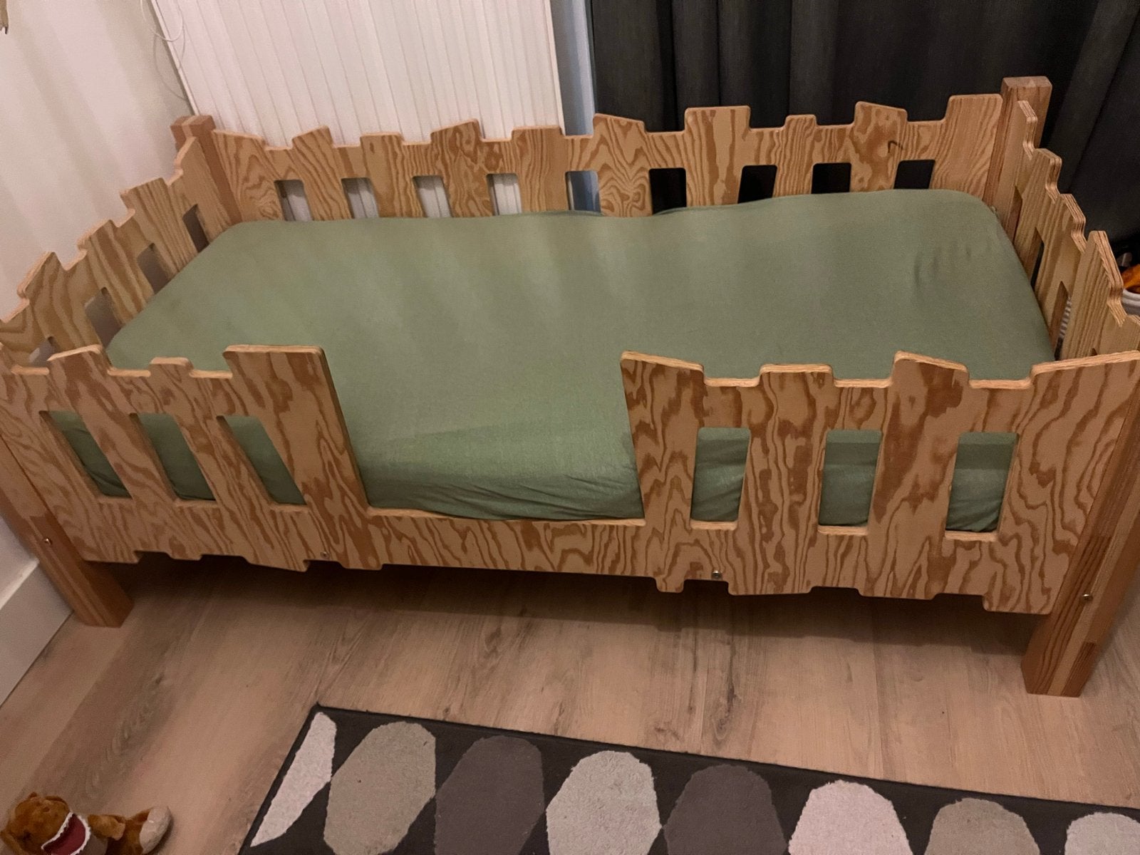 Uniek kinderbedje van hout, 153x76 cm, Kinderen en Baby's, Kinderkamer | Bedden, Ophalen, Gebruikt, 140 tot 160 cm, 70 tot 85 cm