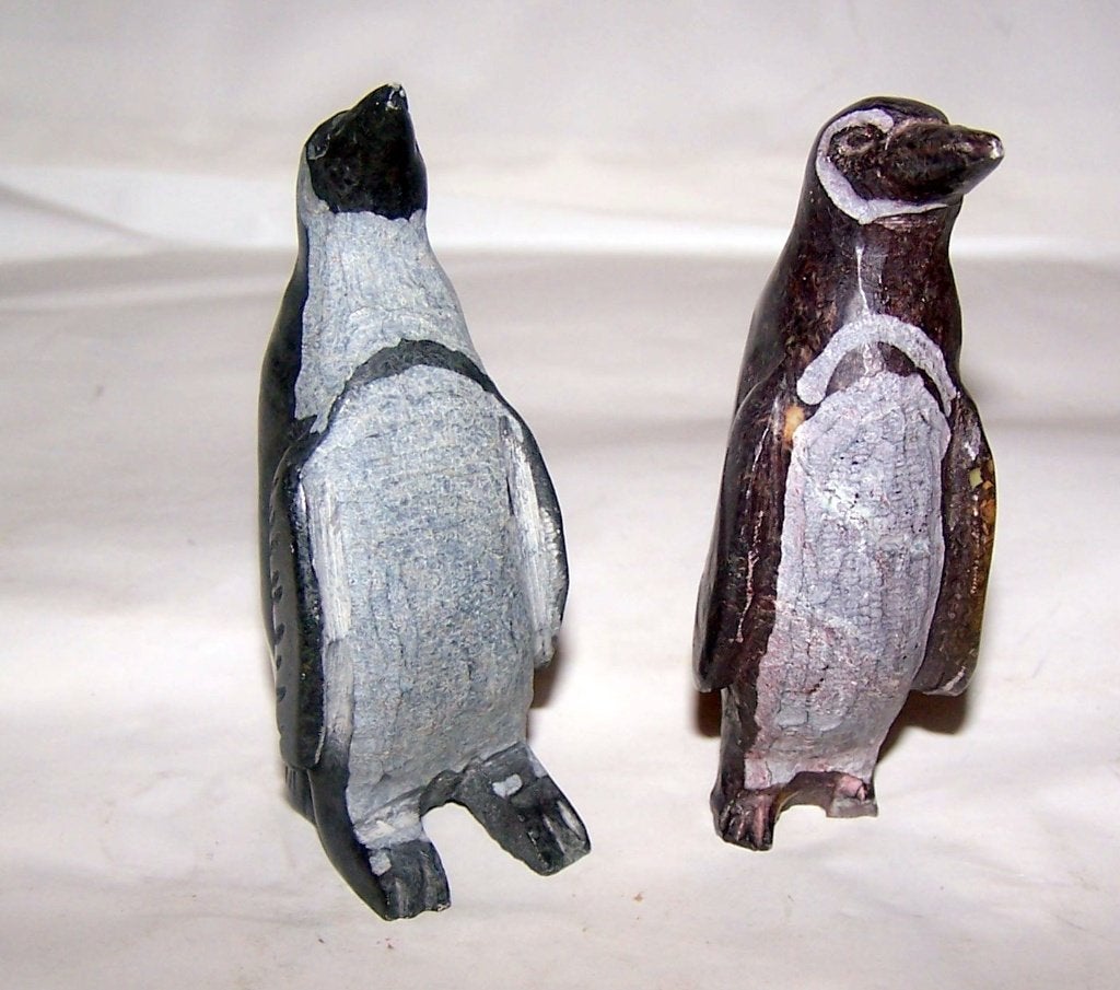 Twee handgesneden pinguïn beeldjes van steen. Izgs., Ophalen of Verzenden, Zo goed als nieuw, Dier