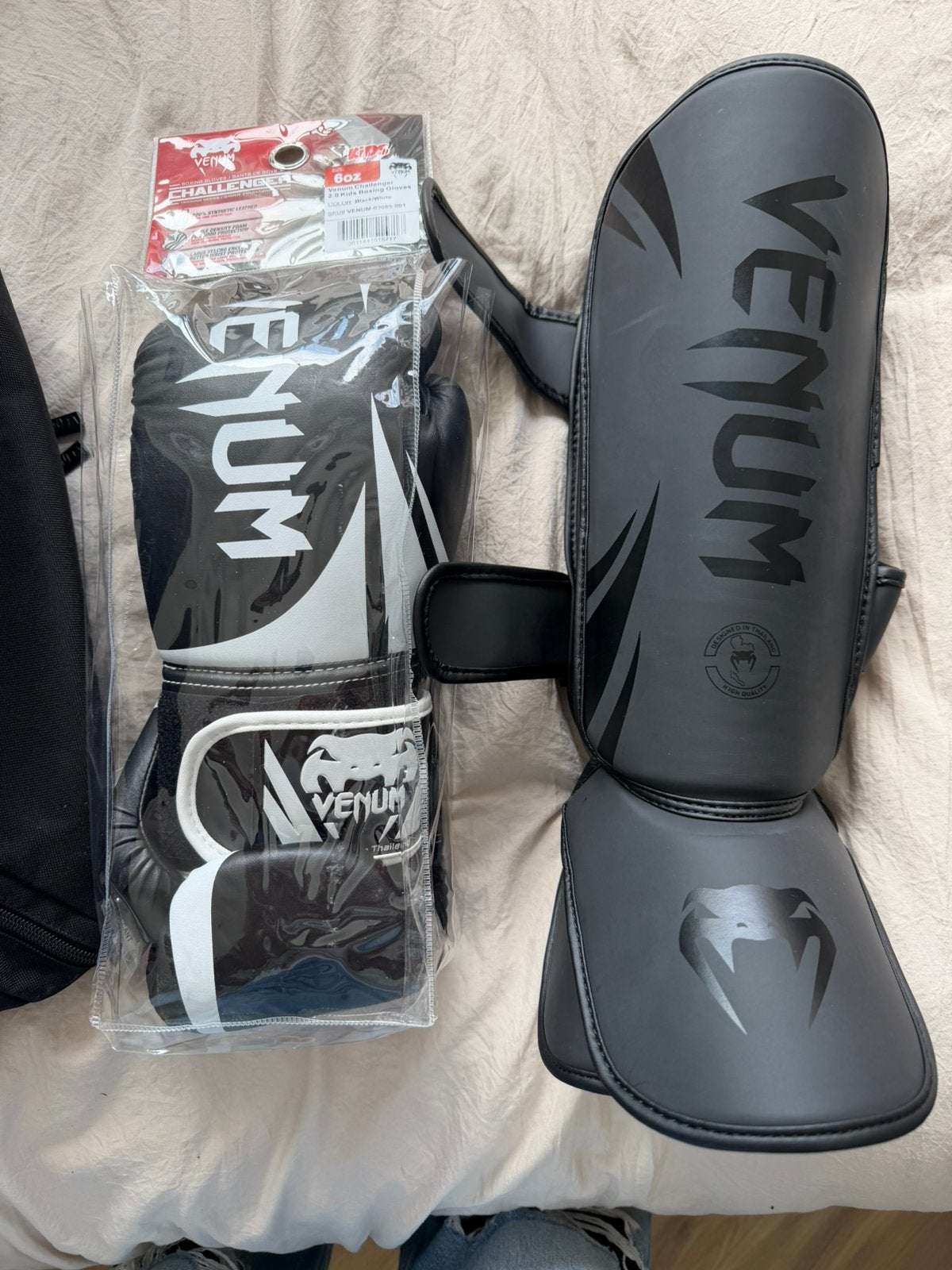 Set van venum te koop. Nog nooit gebruikt, Ophalen of Verzenden, Nieuw, Overige, Vechtsportbescherming