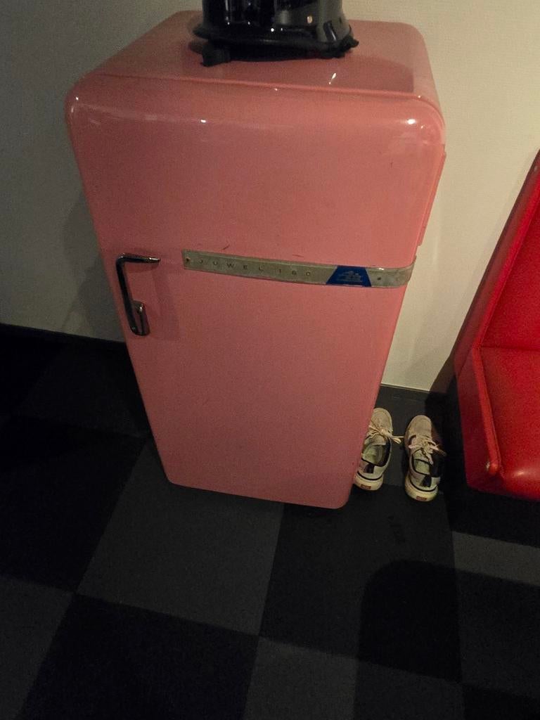 Retro roze koelkast - unieke uitstraling!, Witgoed en Apparatuur, Koelkasten en IJskasten, Minder dan 75 liter, Ophalen, Zonder vriesvak