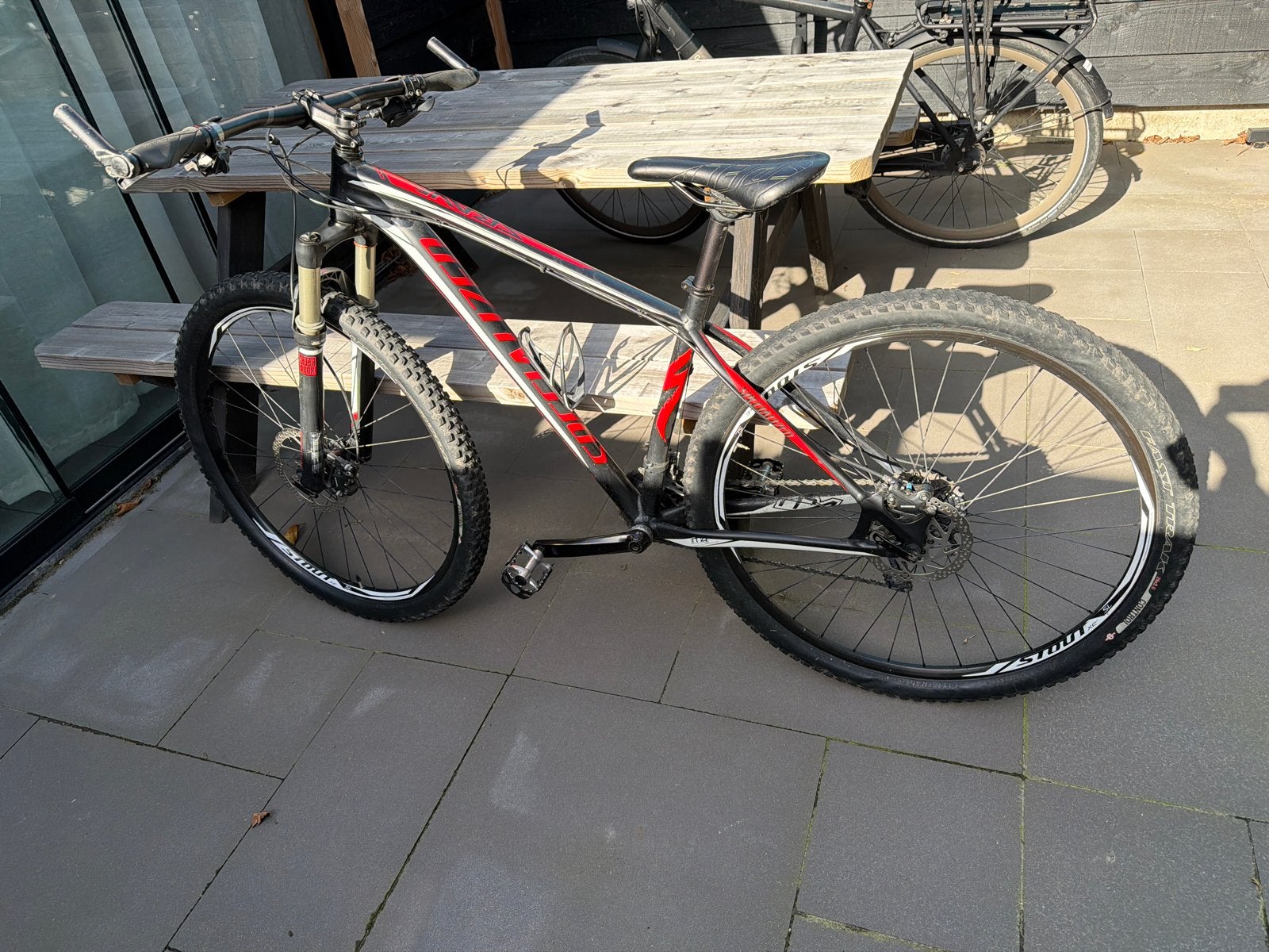 Specialized mountainbike, zwart/rood, goede staat, Gebruikt, Hardtail, Heren, Schijfrem