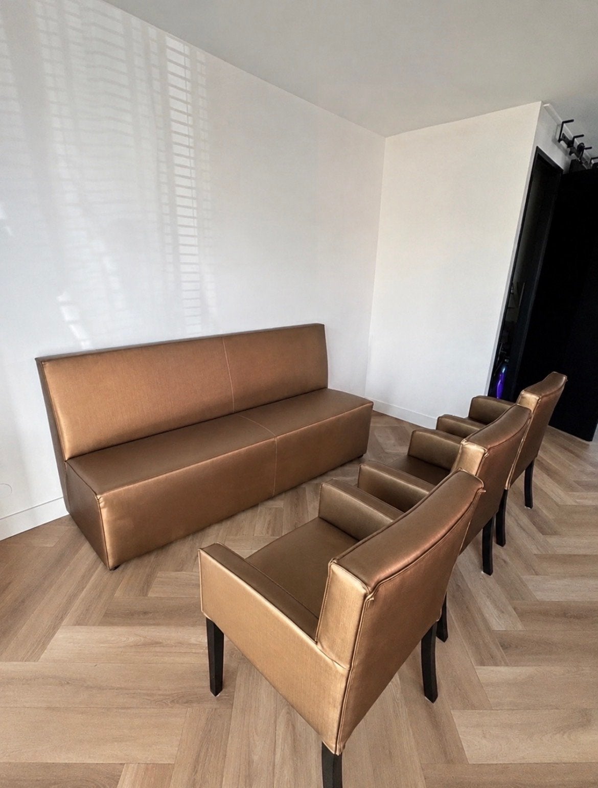 Moderne bank en stoelen set brons-goudkleur, Driepersoons, 75 tot 100 cm, Ophalen of Verzenden, Zo goed als nieuw