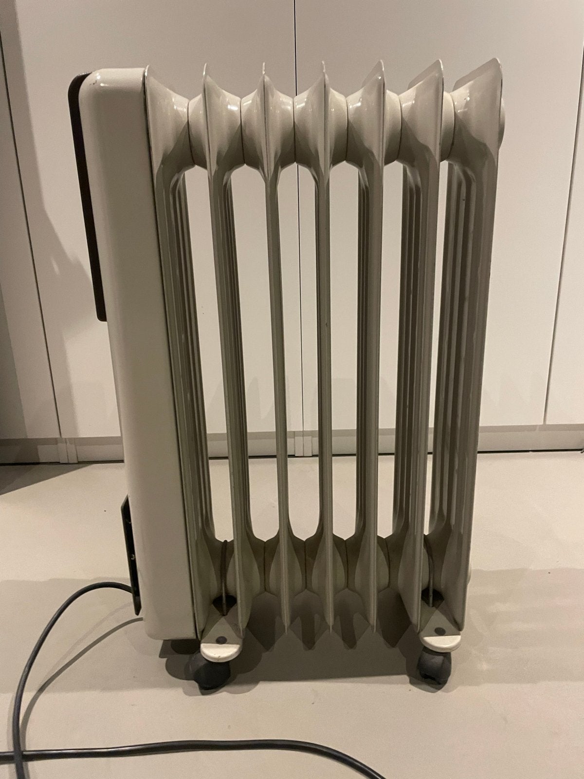 DeLonghi olieradiator - Breed 40, Diep 17, Hoog 65 cm, Doe-het-zelf en Verbouw, Verwarming en Radiatoren, Ophalen, 30 tot 80 cm