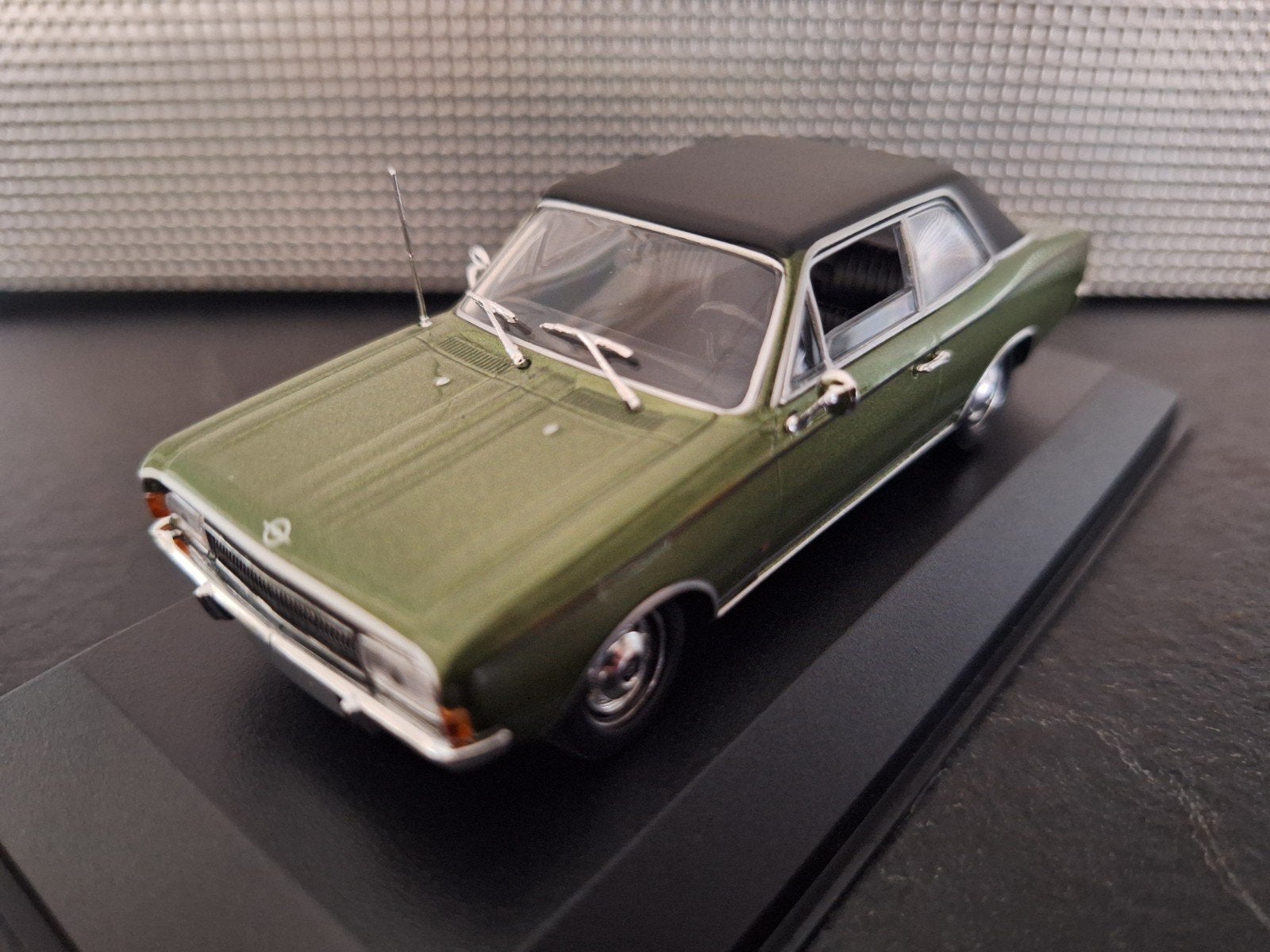 Opel Commodore A 1970 Schaal 1:43, Overige merken, Nieuw, Ophalen of Verzenden, Maxichamps