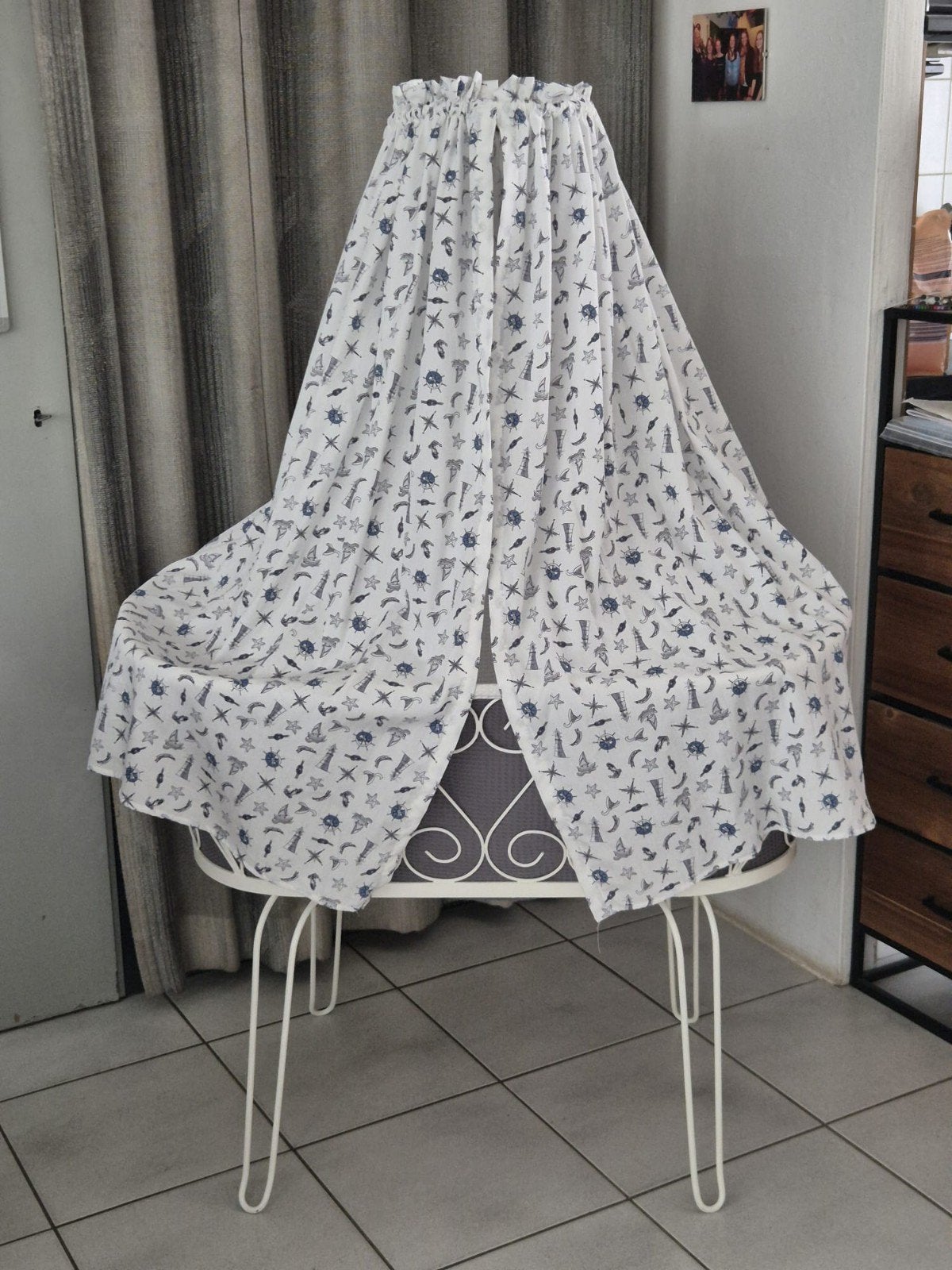 Mooie wieg met hemeltje, matras en bijpassend beddengoed, Wit, Zo goed als nieuw, Nautisch, Metaal