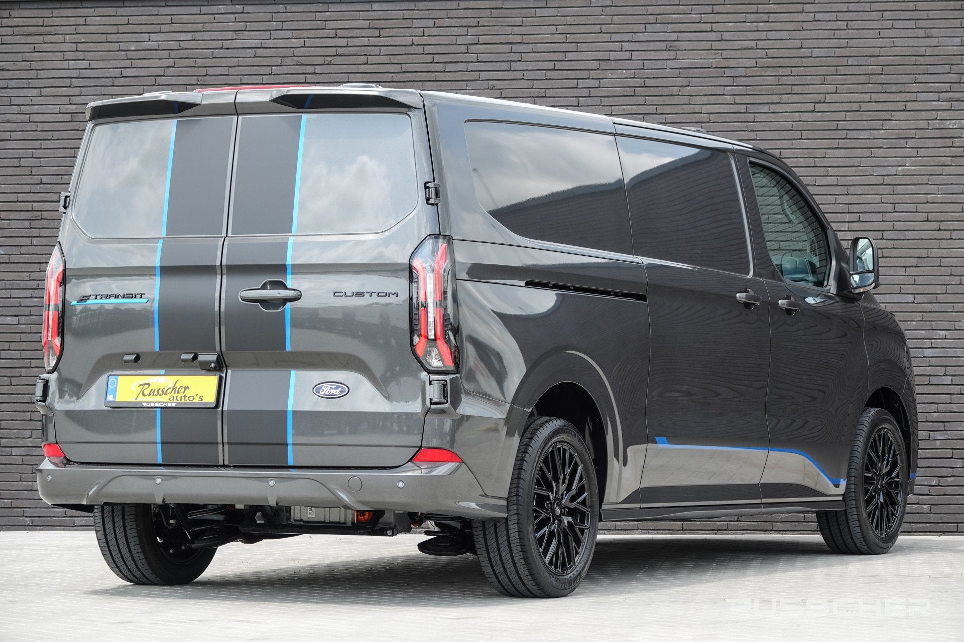 Ford E-Transit Custom L2H1 218Pk Aut. | Nieuwe 71Kwh Accu |, Auto's, Bestelauto's, Automaat, Achterwielaandrijving, Gebruikt, Zwart
