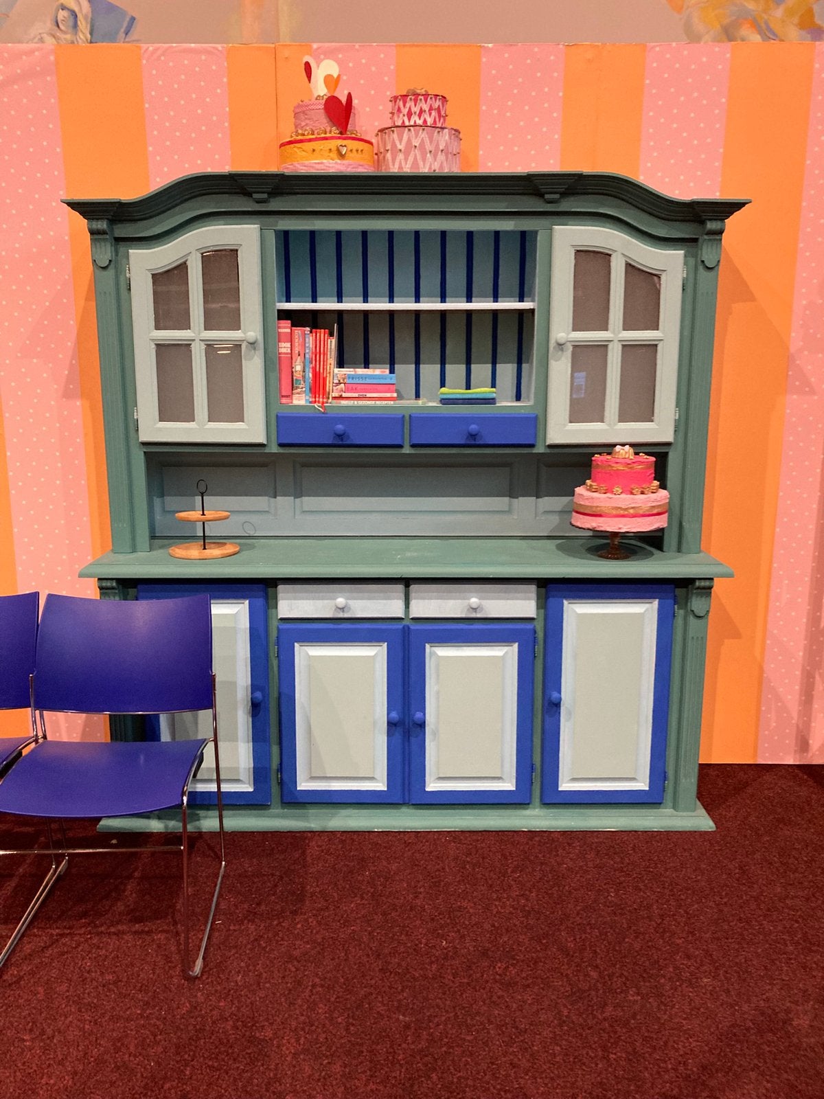 Twee kleurrijke buffetkasten., Hobby en Vrije tijd, Kostuums, Theaterbenodigdheden en LARP, Ophalen