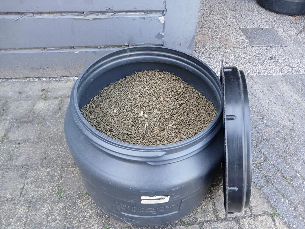 Ton met konijnenbrokken, Ophalen, Verzorging
