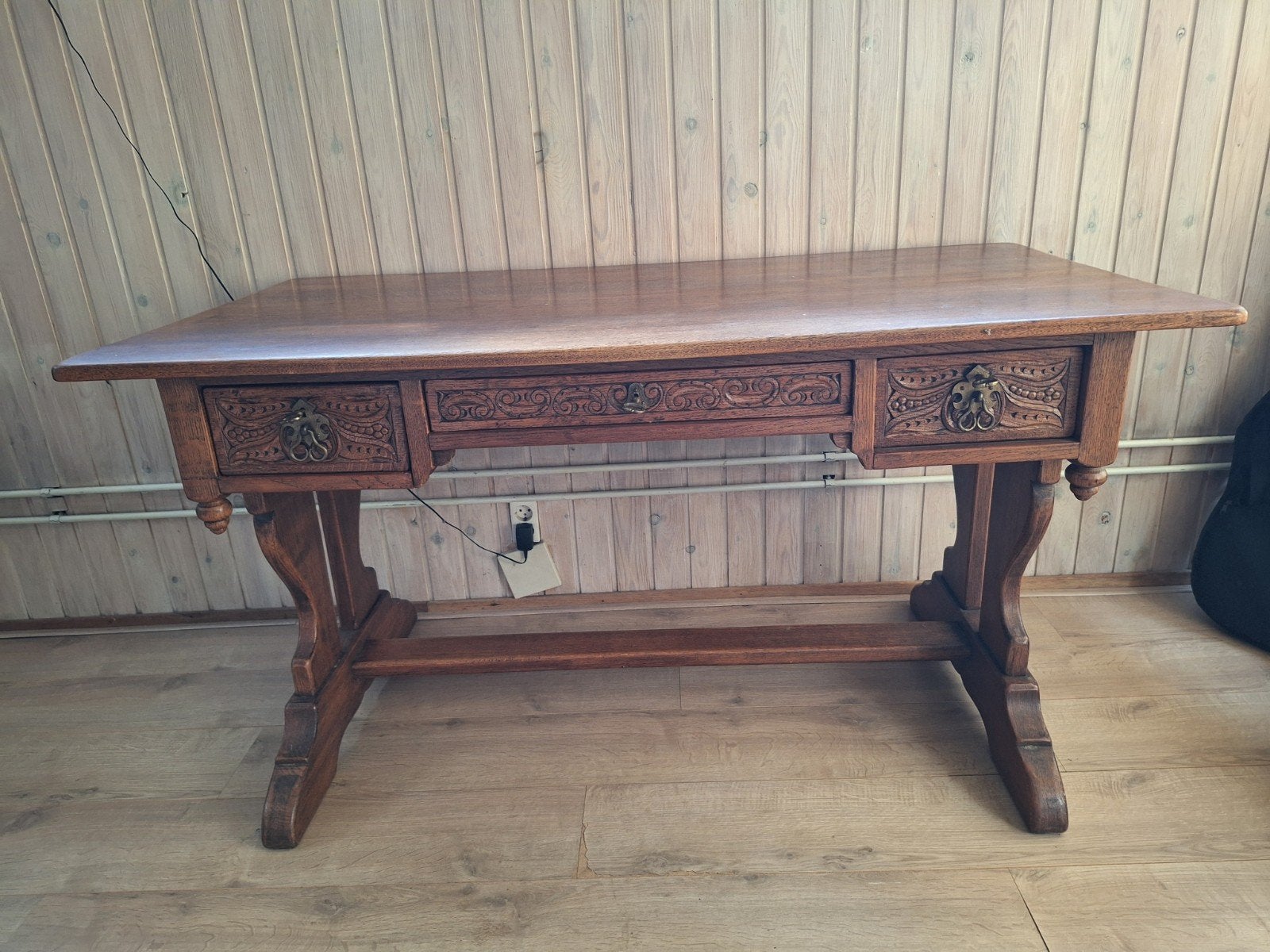 Vintage eikenhouten bureau met houtsnijwerk, Ophalen