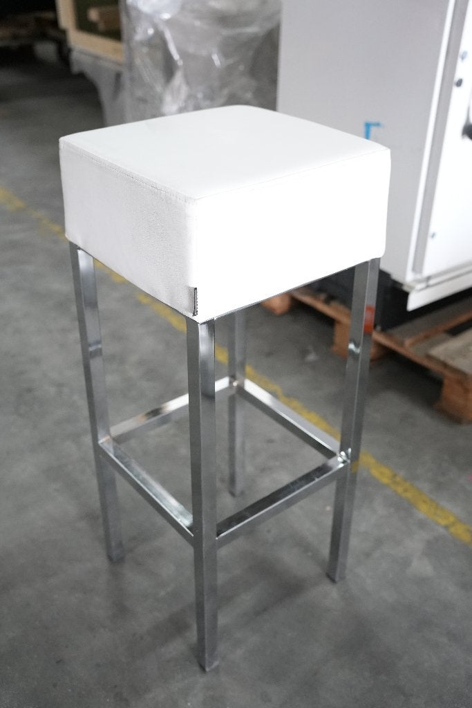 Pedrali barkruk met witte zitting en metalen frame - 8 stuks, Ophalen, Met voetsteun, 60 tot 90 cm, Metaal
