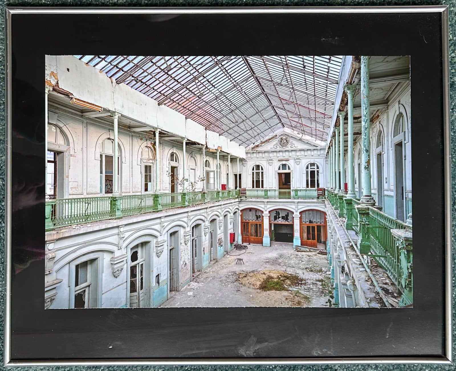 Verlaten Universiteit — Fotografie 1/1, Ophalen of Verzenden, Foto, Fotografie, Ingelijst