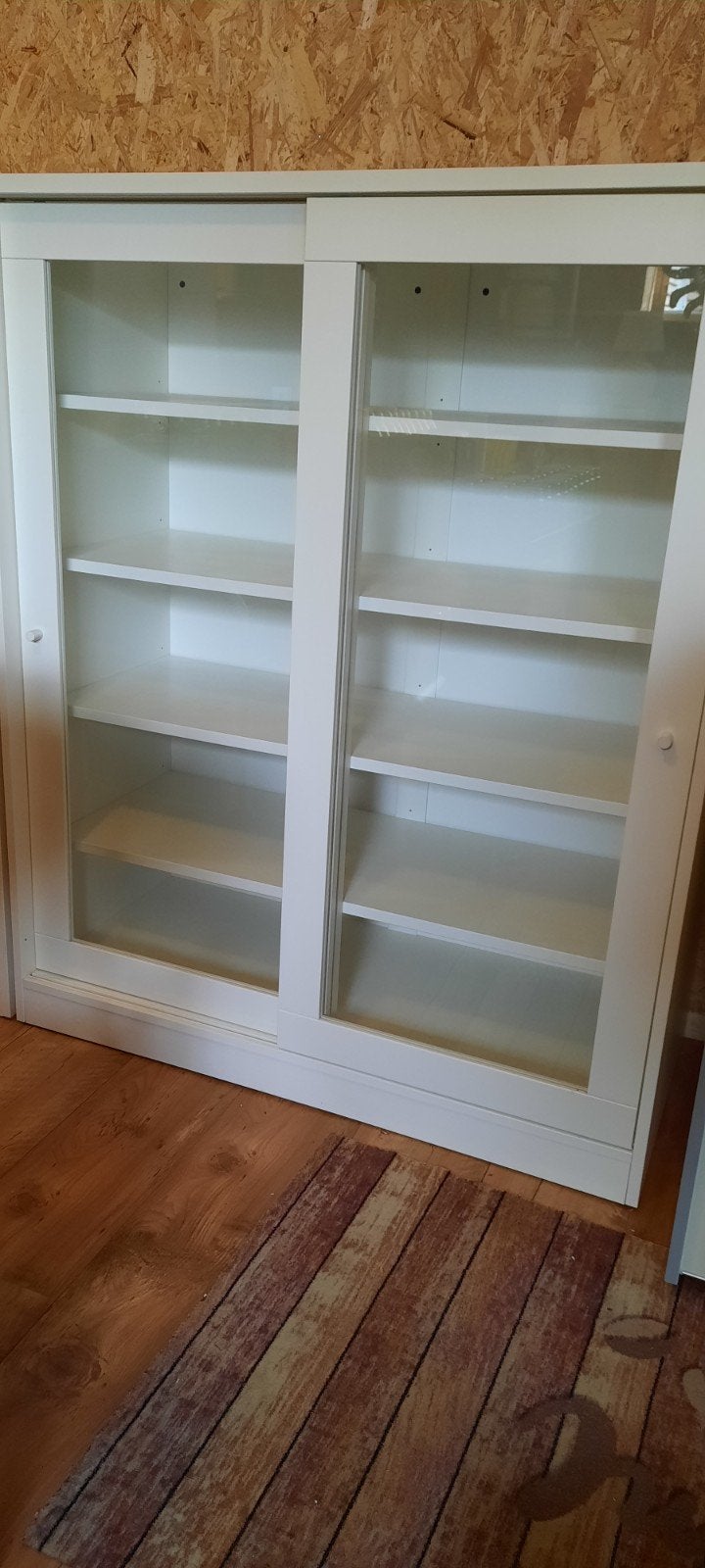 Witte kast met glazen schuifdeuren en planken, Ophalen, 100 tot 150 cm, Glas, 100 tot 150 cm