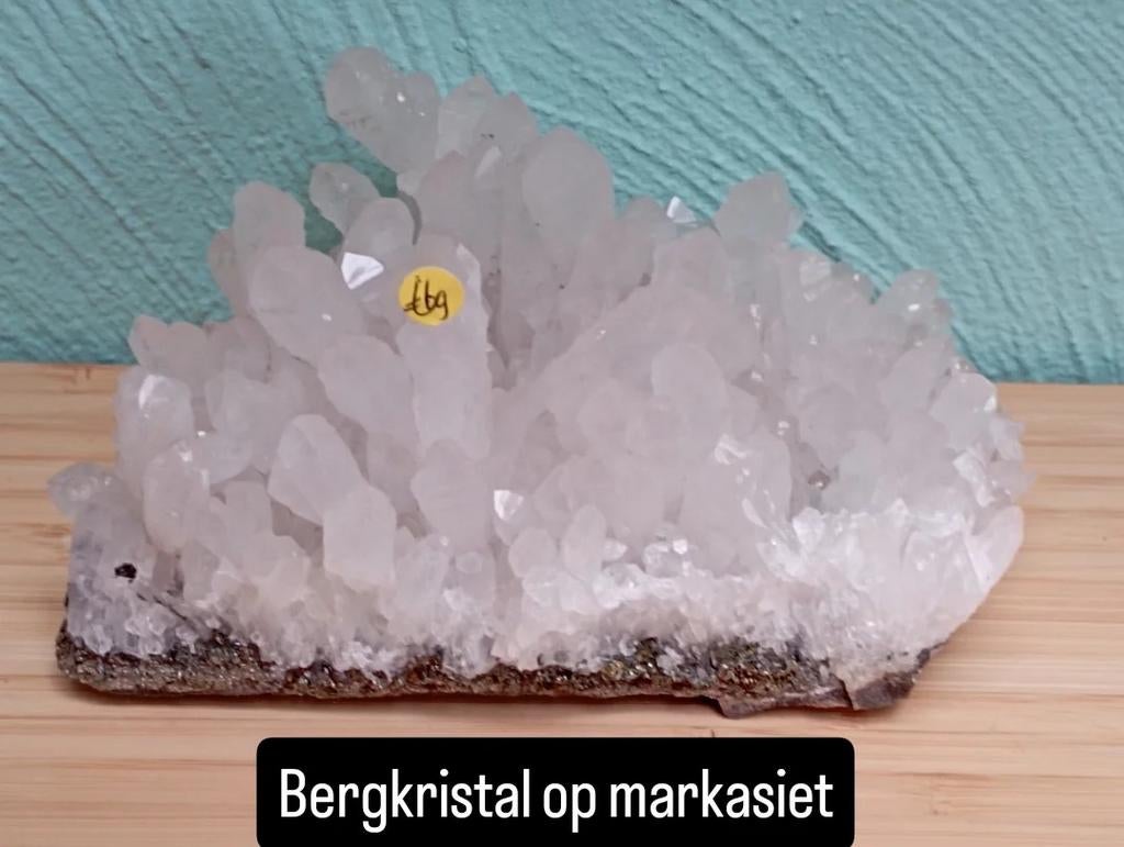 Bergkristal op markasiet 560 gram 12,5cm, Verzamelen, Mineralen en Fossielen, Ophalen of Verzenden, Mineraal
