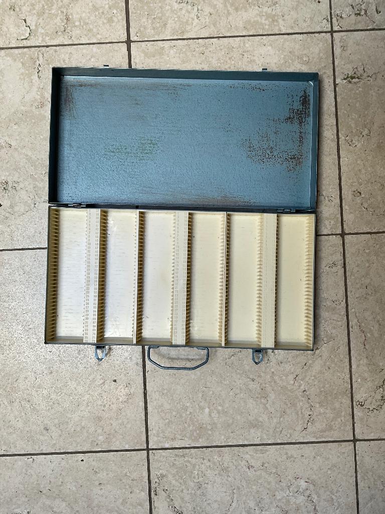 vintage metalen dia koffer, Audio, Tv en Foto, Diaprojectors, Ophalen of Verzenden