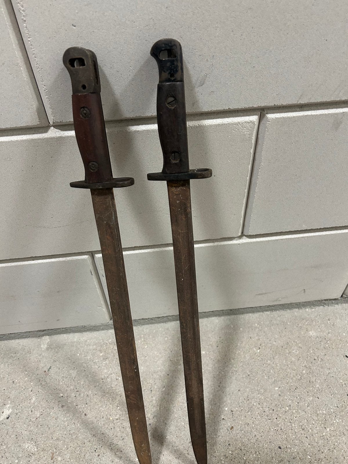 Twee orginele bajonetten voor Lee Enfield geweer WO2, Ophalen, Landmacht, Engeland