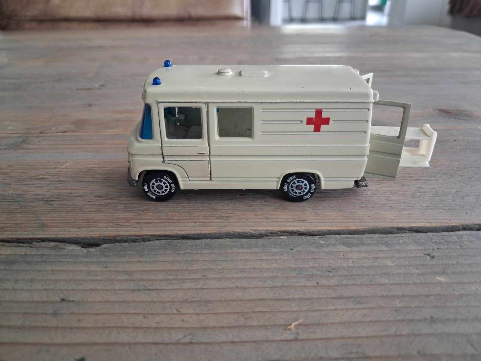 Siku Mercedes 406 Ambulance, Ophalen of Verzenden, Nieuw, Auto, SIKU