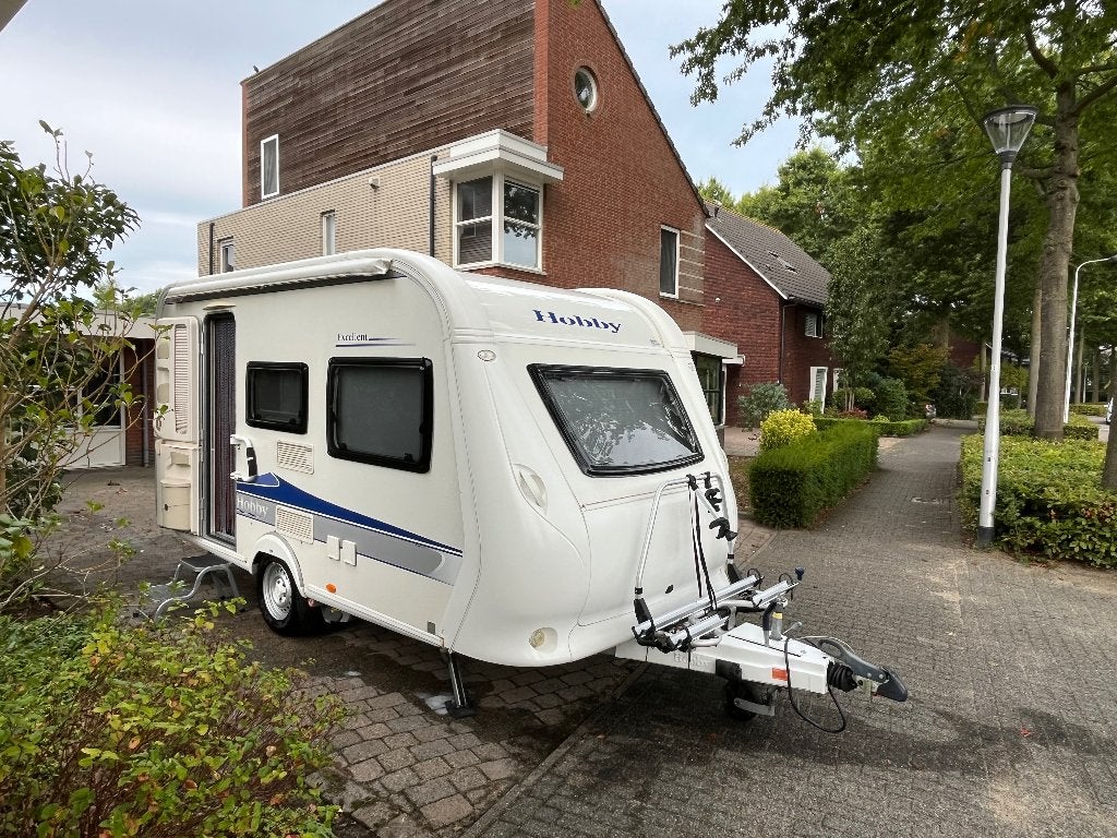 Hobby Excellent 400 SF bouwjaar 2011, in perfecte staat, Caravans en Kamperen, Caravans, Schokbreker, Hobby, Treinzit, 750 - 1000 kg
