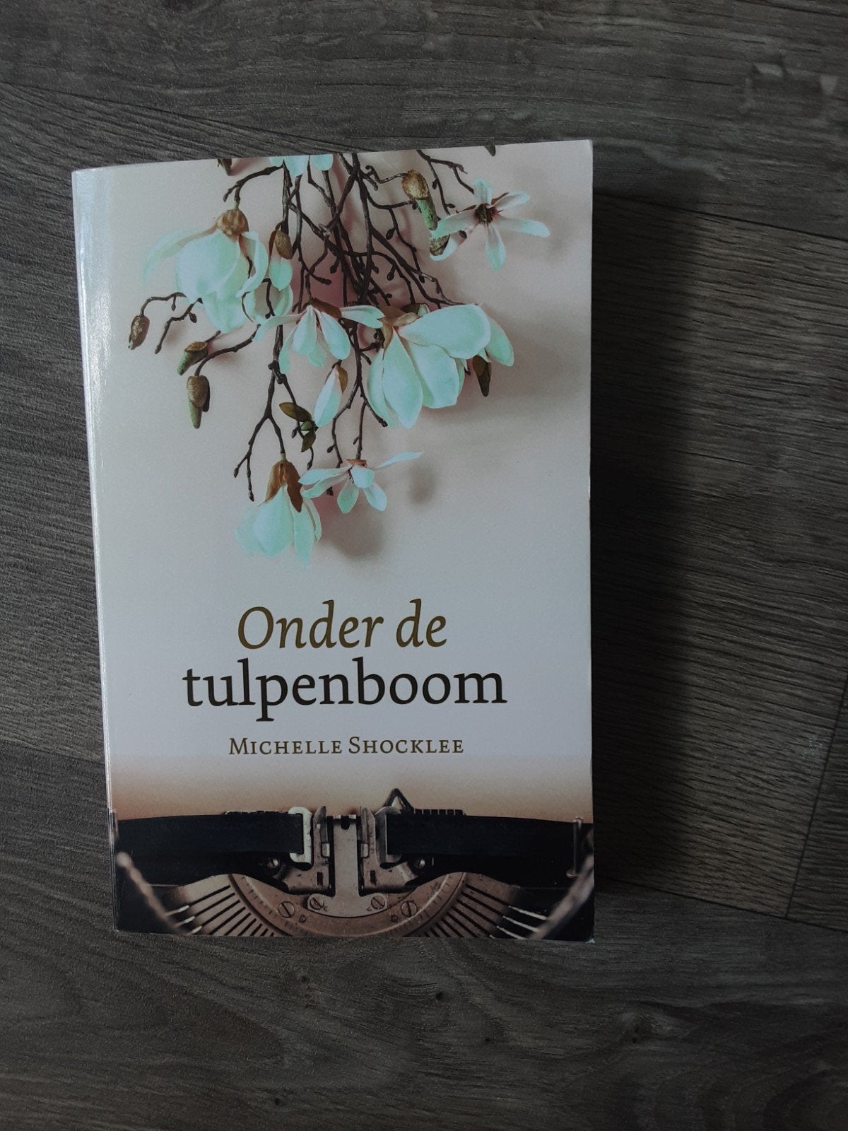 Onder de tulpenboom - Michelle Shocklee, Ophalen of Verzenden, Zo goed als nieuw, Michelle Shocklee, Amerika