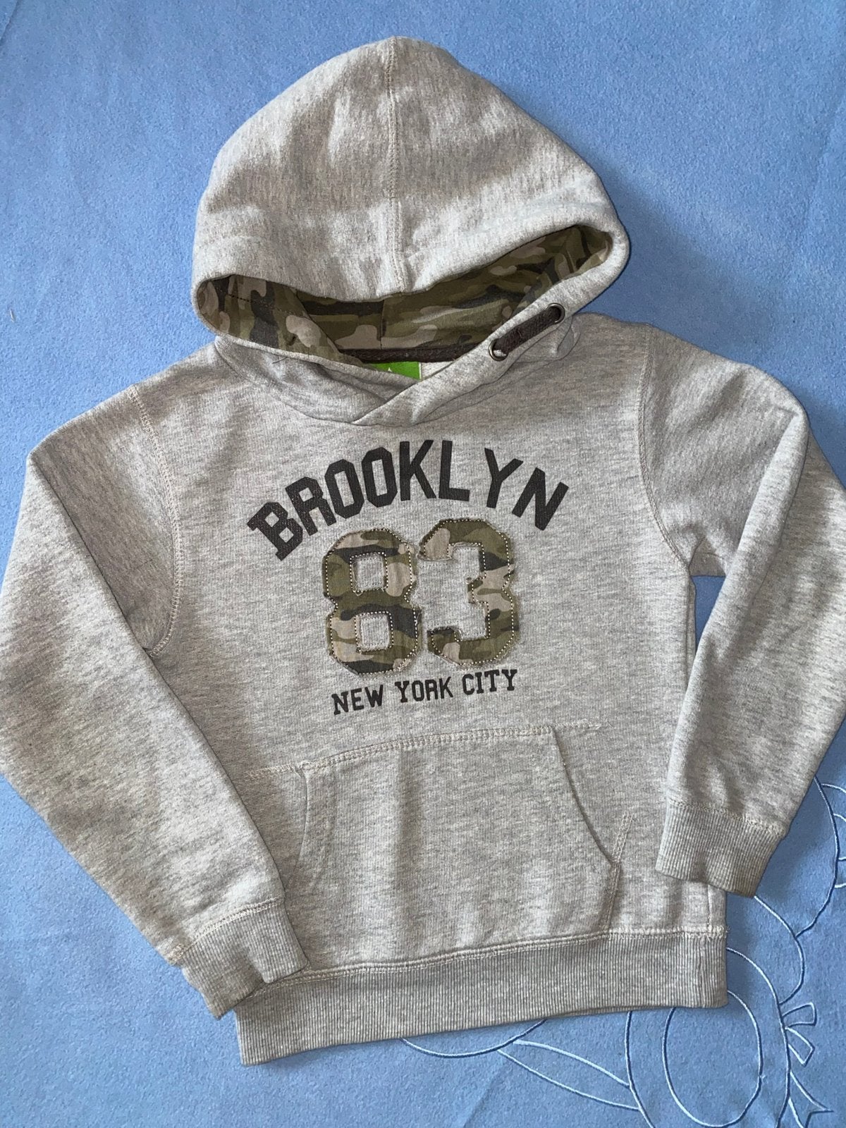 Grijze hoodie met 'Brooklyn 83' opdruk en camouflage capucho, Ophalen of Verzenden, Zo goed als nieuw, Jongen of Meisje, Trui of Vest