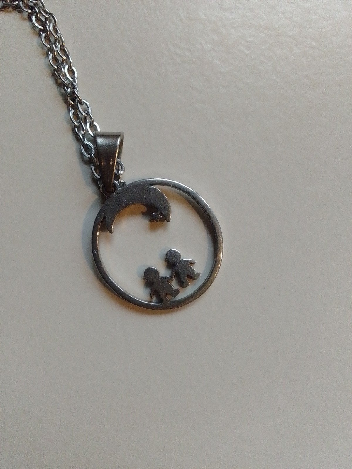 Roestvrijstalen ketting met hanger 'Maan en Kinderen', Nieuw, Ophalen of Verzenden, Zilver, Overige materialen