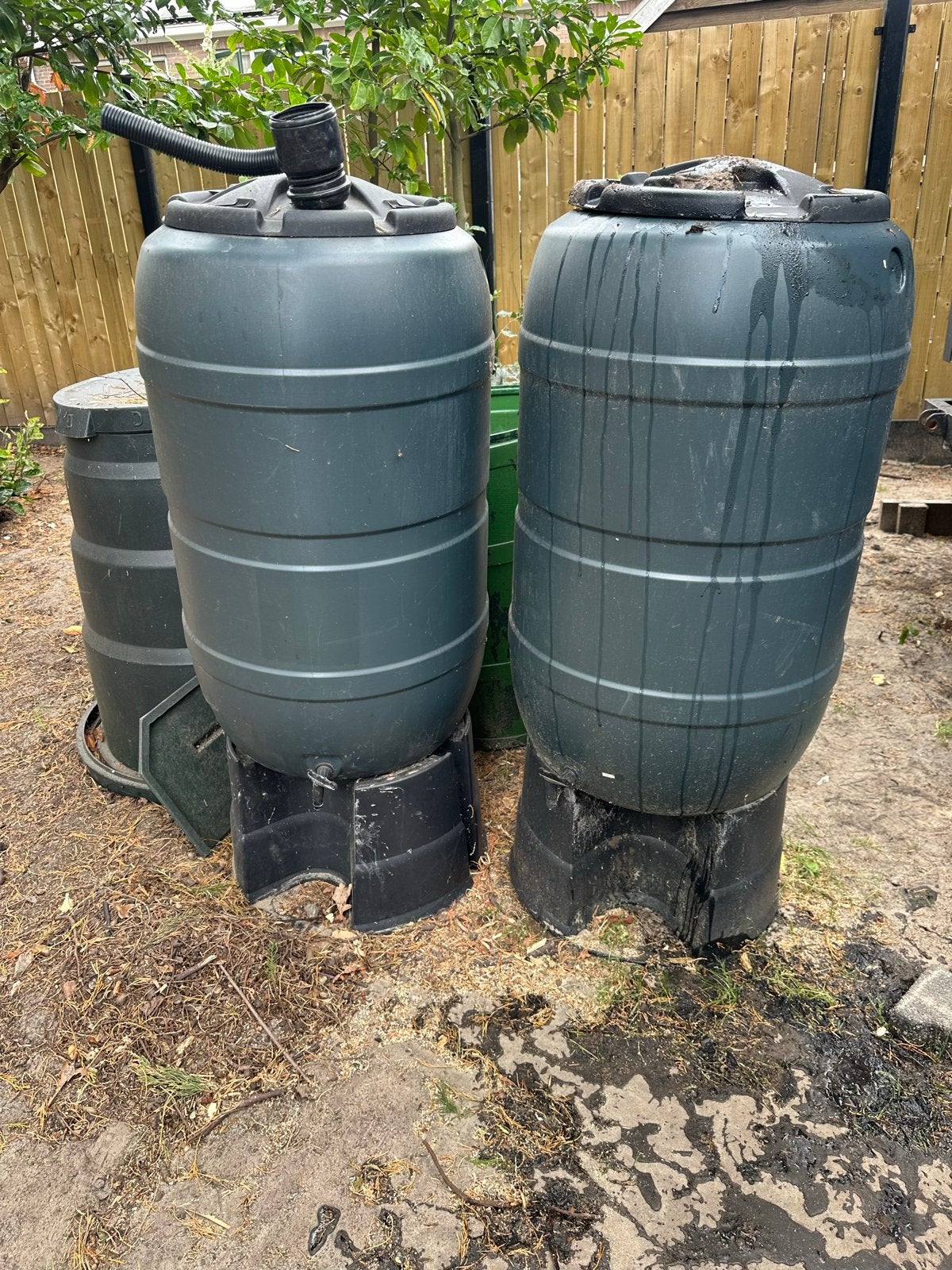 Regentonnen met voet - Set van 2, 150 liter of meer, Ophalen of Verzenden, Gebruikt, Kunststof