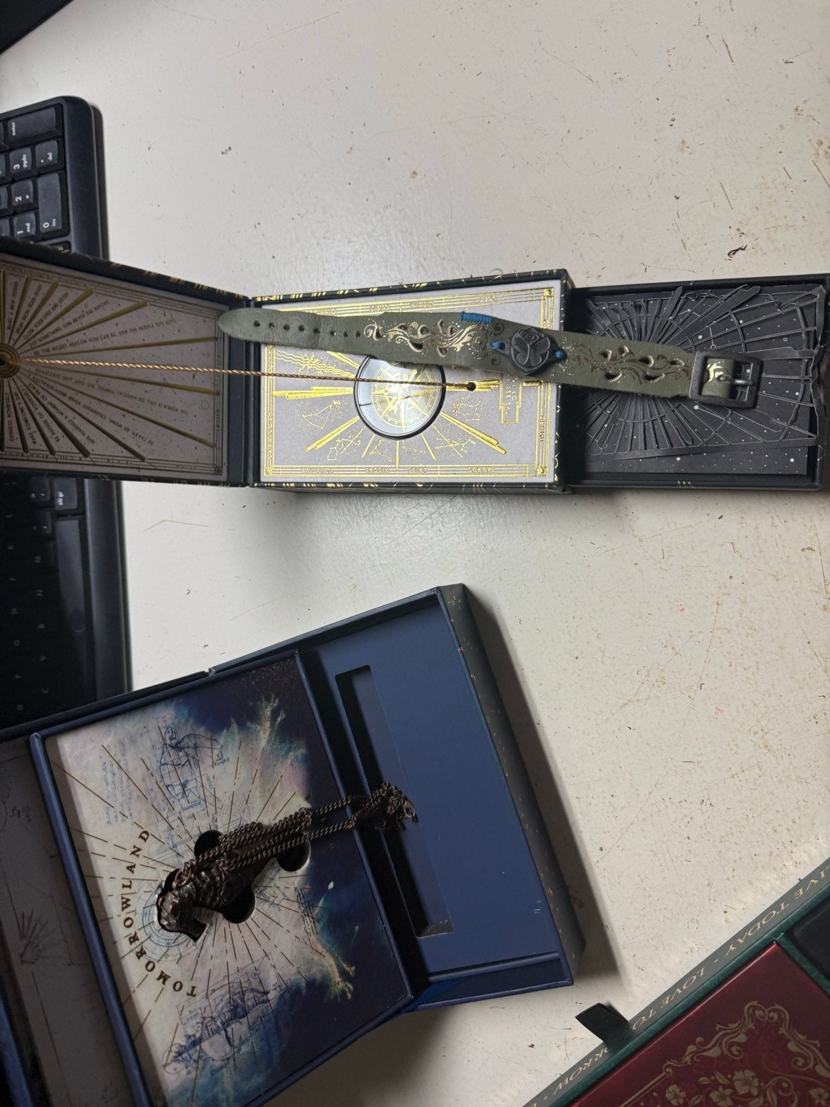 Tomorrowland doosje en ketting in geschenkdoos, Ophalen of Verzenden, Zo goed als nieuw, Overige materialen