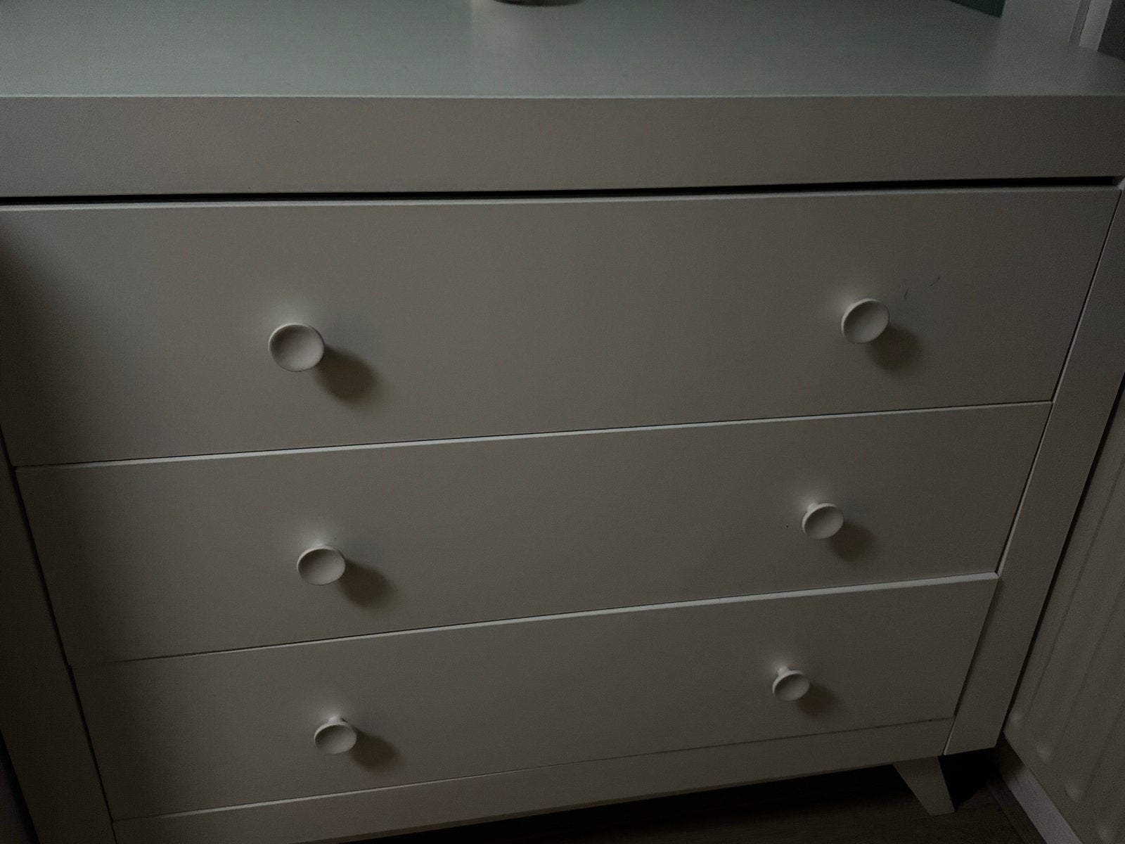Witte ledikant en Commode met 3 Lades - Zo goed als nieuw, Kinderen en Baby's, 50 tot 70 cm, Ophalen of Verzenden, Zo goed als nieuw