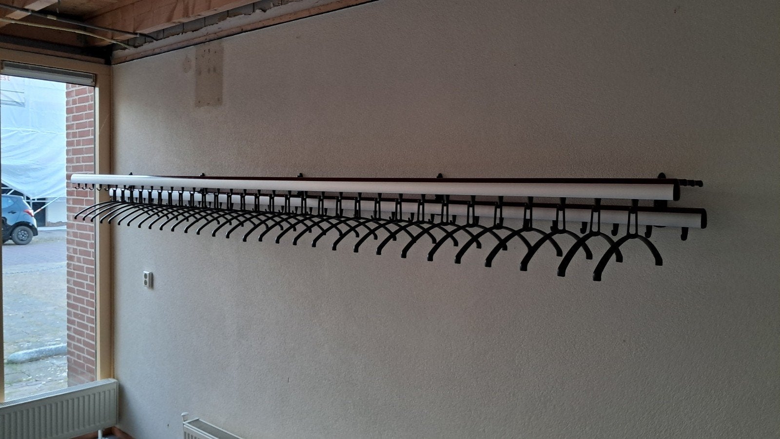 Lange (3,6 meter) wandkapstok met 71 haken., Huis en Inrichting, Gebruikt, 200 cm of meer, Metaal, Ophalen