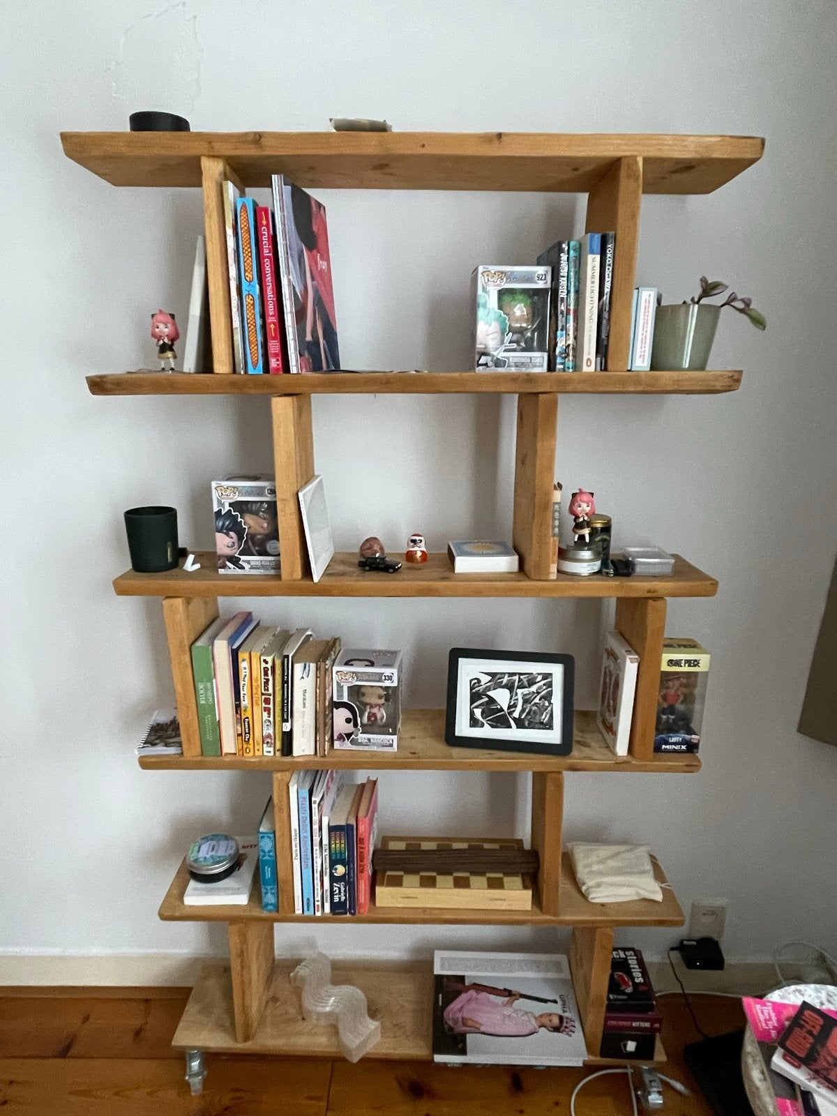 Houten Boekenkast met Wielen - Handgemaakt, Met plank(en), Zo goed als nieuw, Minder dan 25 cm, 150 tot 200 cm
