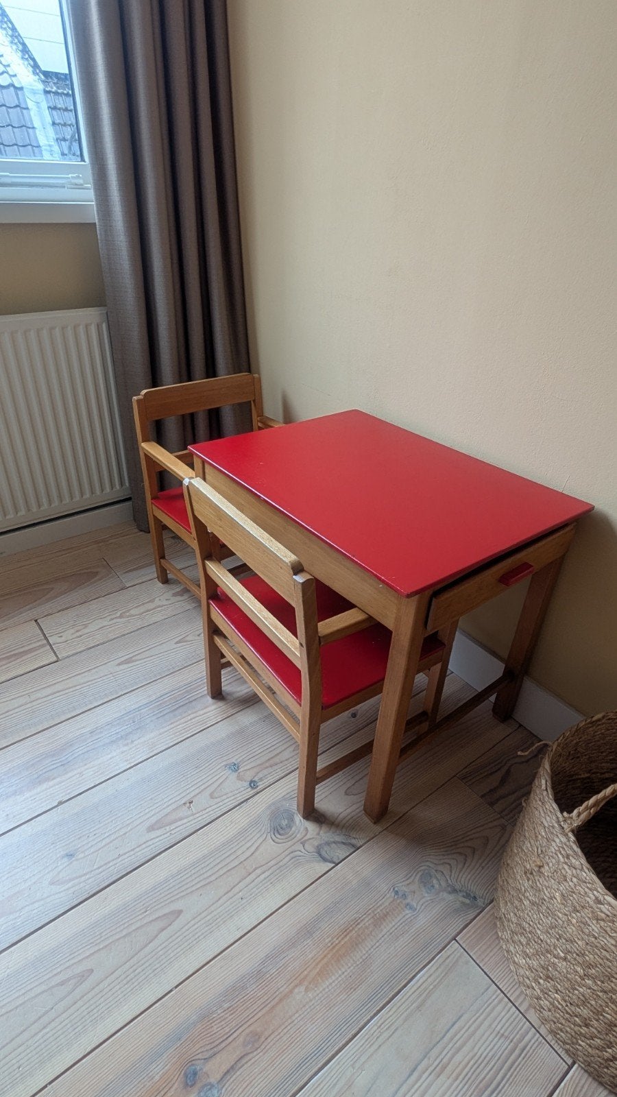 Retro kindertafeltje incl. 2 stoeltjes, Kinderen en Baby's, Kinderkamer | Tafels en Stoelen, Ophalen, Gebruikt, Tafel(s) en Stoel(en)