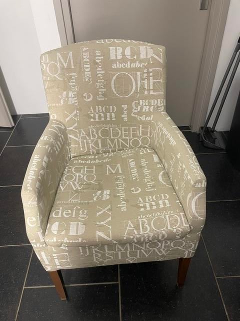 Comfortabele stoel met alfabetprint, Huis en Inrichting, Stoelen, Ophalen, Gebruikt, Overige kleuren, Eén