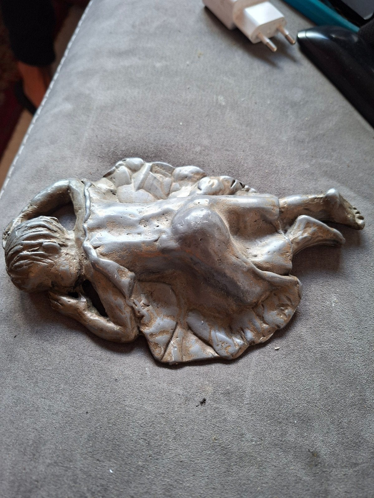Abstract metalen sculptuur van liggende figuur, Handgemaakt, 20 - 50 cm, Beeld, Abstract