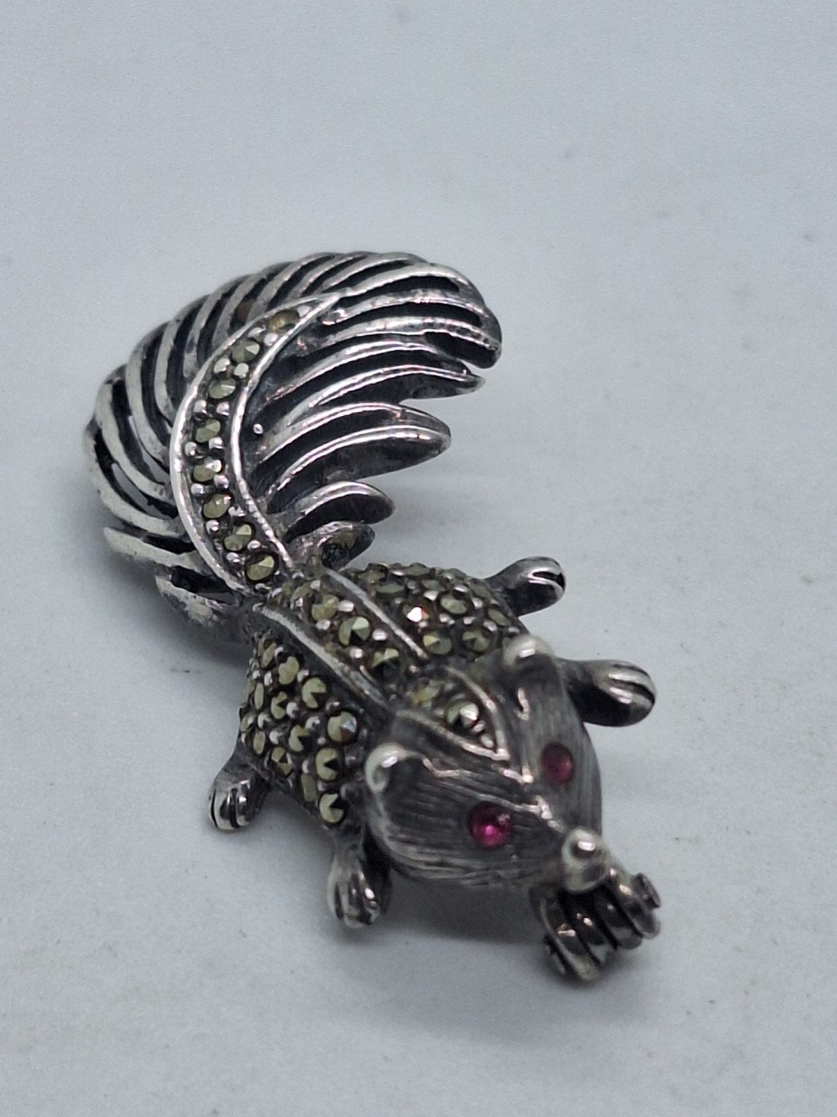 Vintage Zilveren Broche Stinkdier met Markasiet en Amethist, 4 tot 7 cm, Gebruikt, Ophalen of Verzenden, Met edelsteen