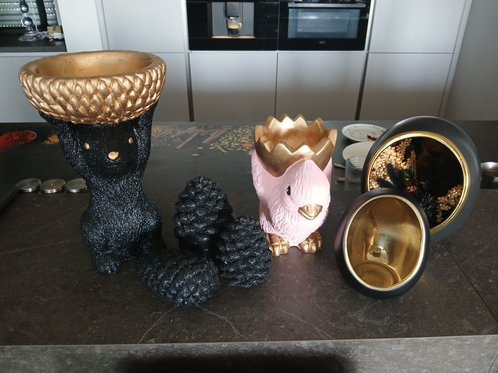 Decoratieve set: Eekhoorn, Kuiken, Pijnappels & Ovale Potten, Ophalen, Meerkleurig, Zo goed als nieuw, Modern