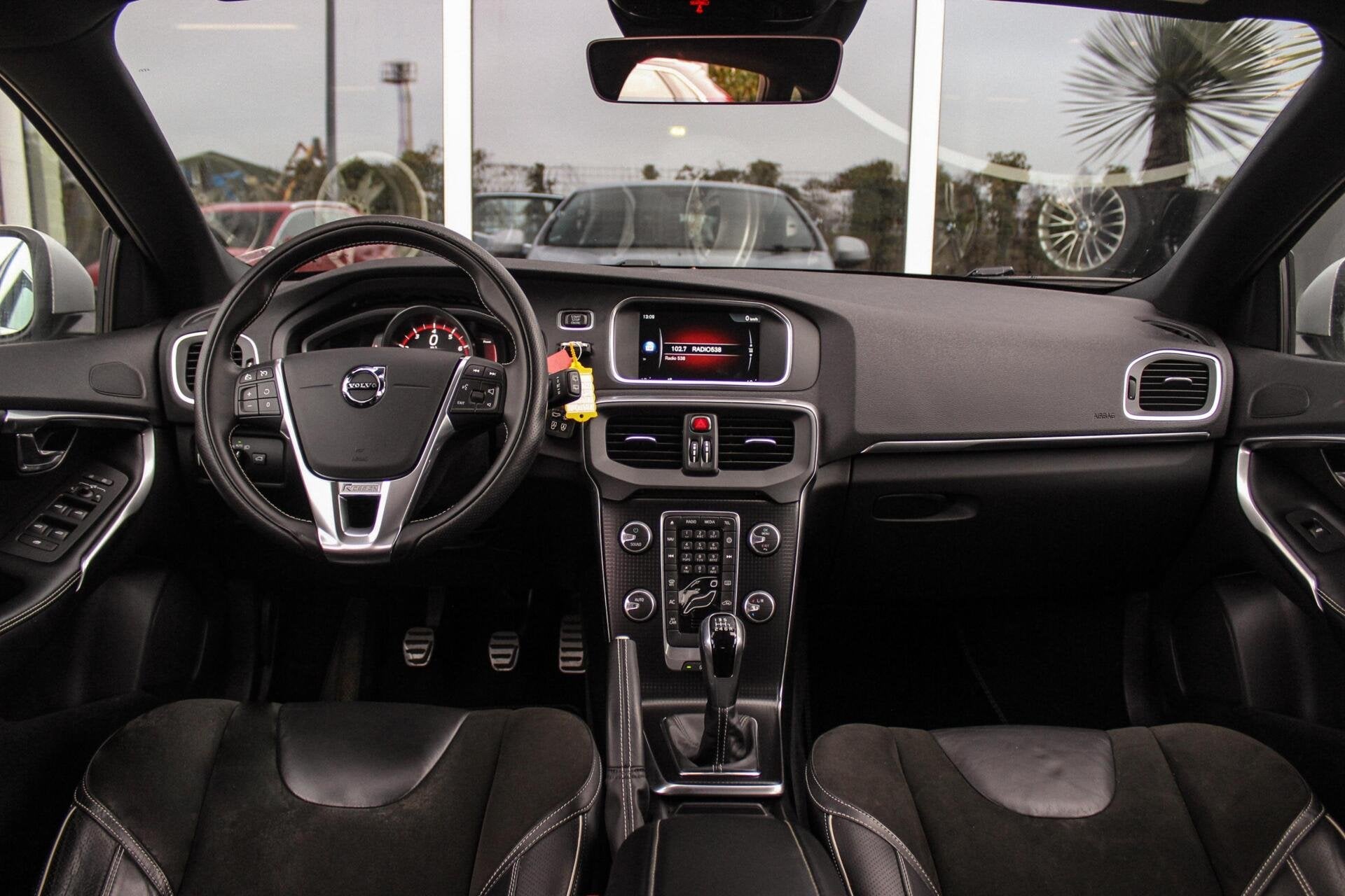 Volvo V40 2.0 T2 R-Design Facelift | 2e eigenaar | LED | Nav, Voorwielaandrijving, Gebruikt, 4 cilinders, 1969 cc