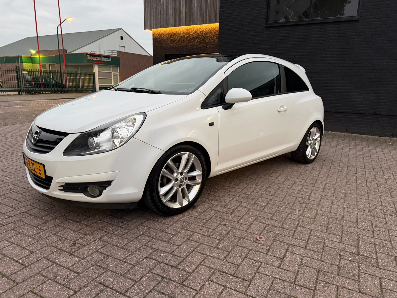 Opel Corsa 1.4 16V 3D 2010 AIRCO Wit, Auto's, Voorwielaandrijving, 40 €/maand, 4 cilinders, 100 pk