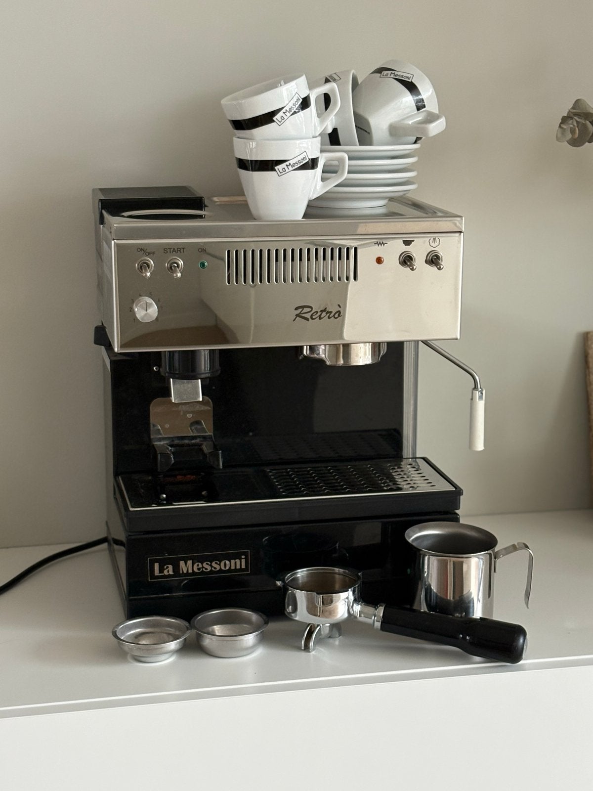 La Messoni Retrò Espresso apparaat+koffiemolen+melkopschuim, Espresso apparaat, Koffiebonen, Zo goed als nieuw, 1 kopje