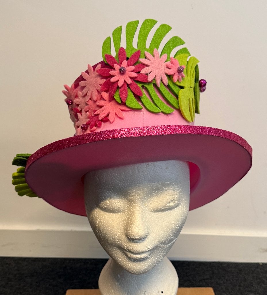 Foam hoed roze met vilten bloemen, Kleding | Dames, Ophalen of Verzenden, Nieuw, Carnaval, Accessoires