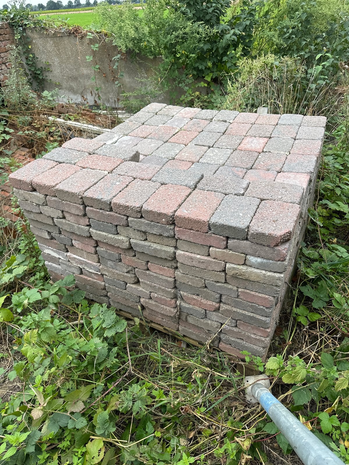 Circa 20 m² getrommelde straatklinkers betonklinkers rood, Tuin en Terras, Ophalen, Overige materialen, Gebruikt, Klinkers