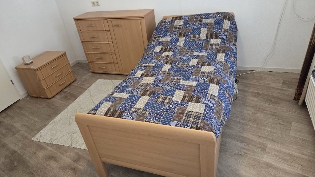 te koop seniorenbed met toebehoren, Ophalen, 90 cm, 200 cm, Hout