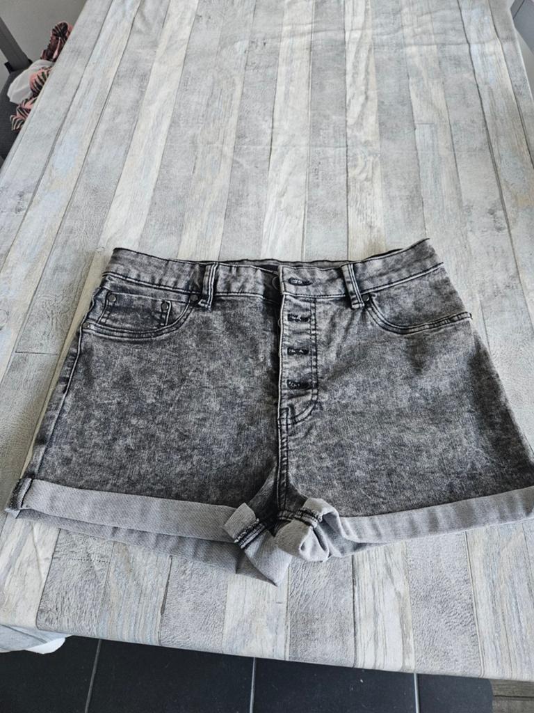 Korte broek maat L, Kleding | Dames, Broeken en Pantalons, Ophalen of Verzenden, Nieuw