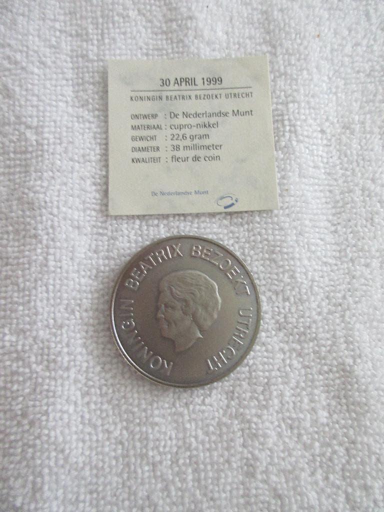 Penning Koningin Beatrix bezoekt Utrecht 30 april 1999., Ophalen of Verzenden, Overige materialen, Nederland