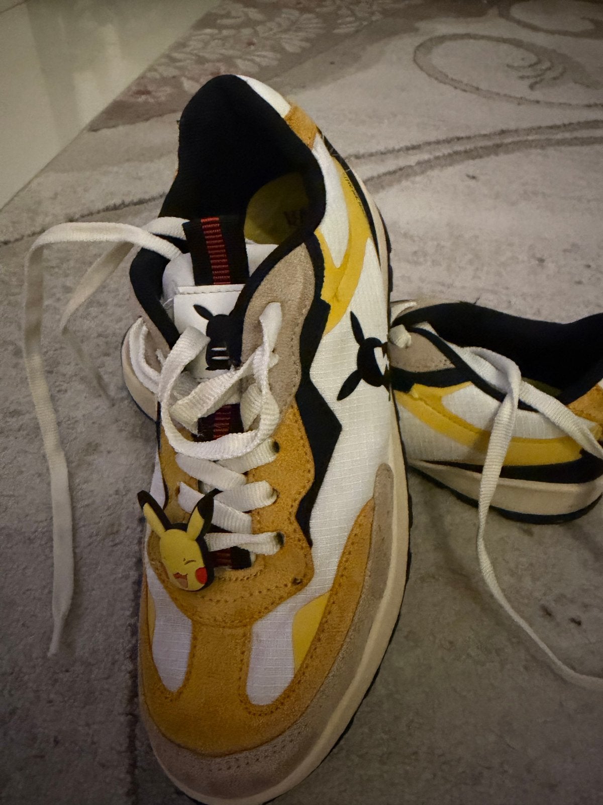 Pokémon Sneakers - Zo goed als nieuw!, Ophalen of Verzenden, Zo goed als nieuw, Geel, Sneakers of Gympen
