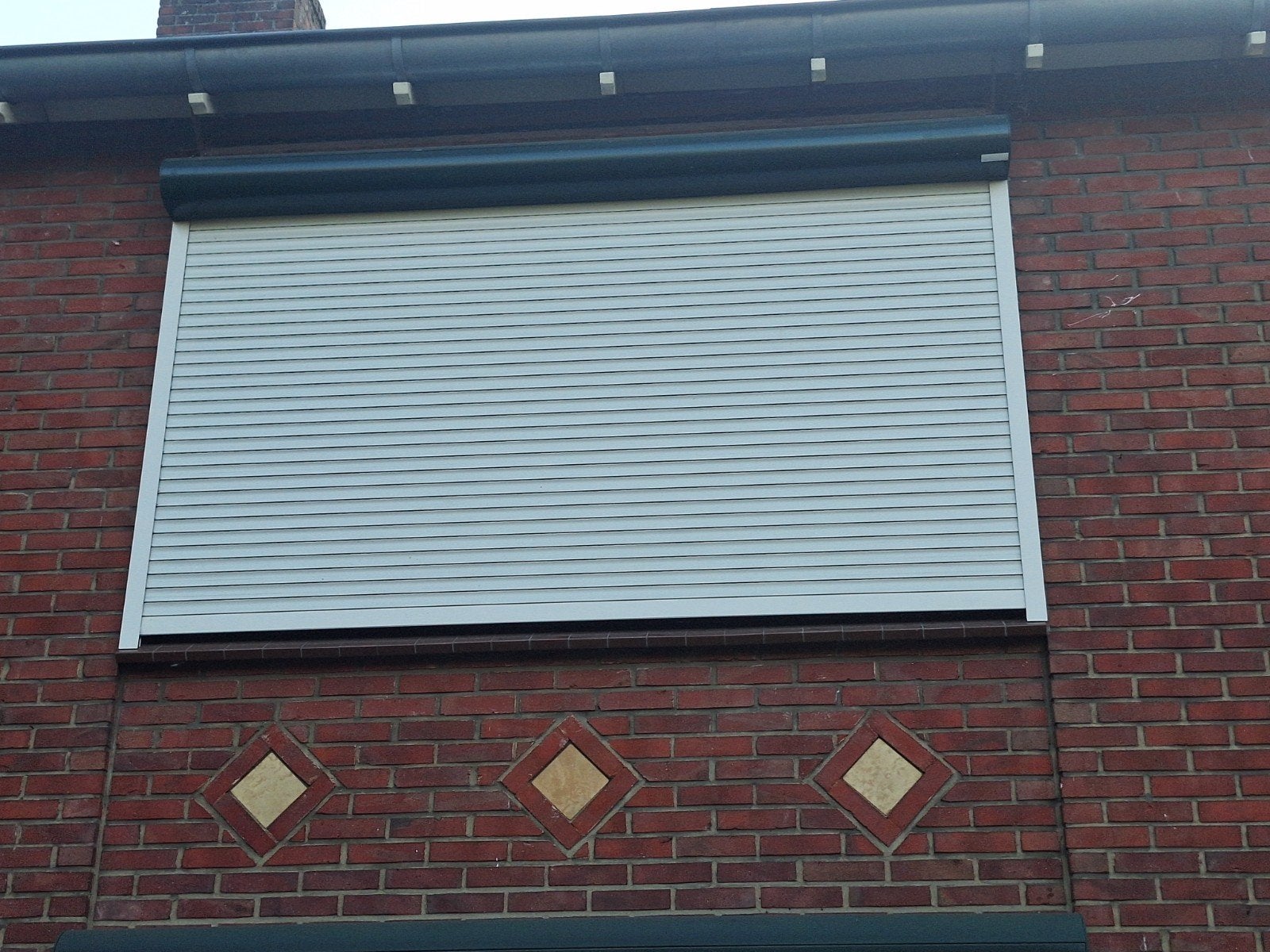 rolluik groene ronde kast witte lamellen, Doe-het-zelf en Verbouw, Rolluiken, Ophalen, Gebruikt, 150 tot 200 cm, Elektrische bediening