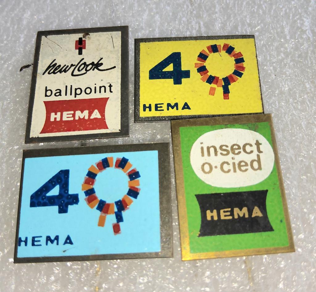 4 Vintage HEMA Speldjes, Verzamelen, Speldjes, Pins en Buttons, Gebruikt, Speldje of Pin, Merk, Ophalen of Verzenden