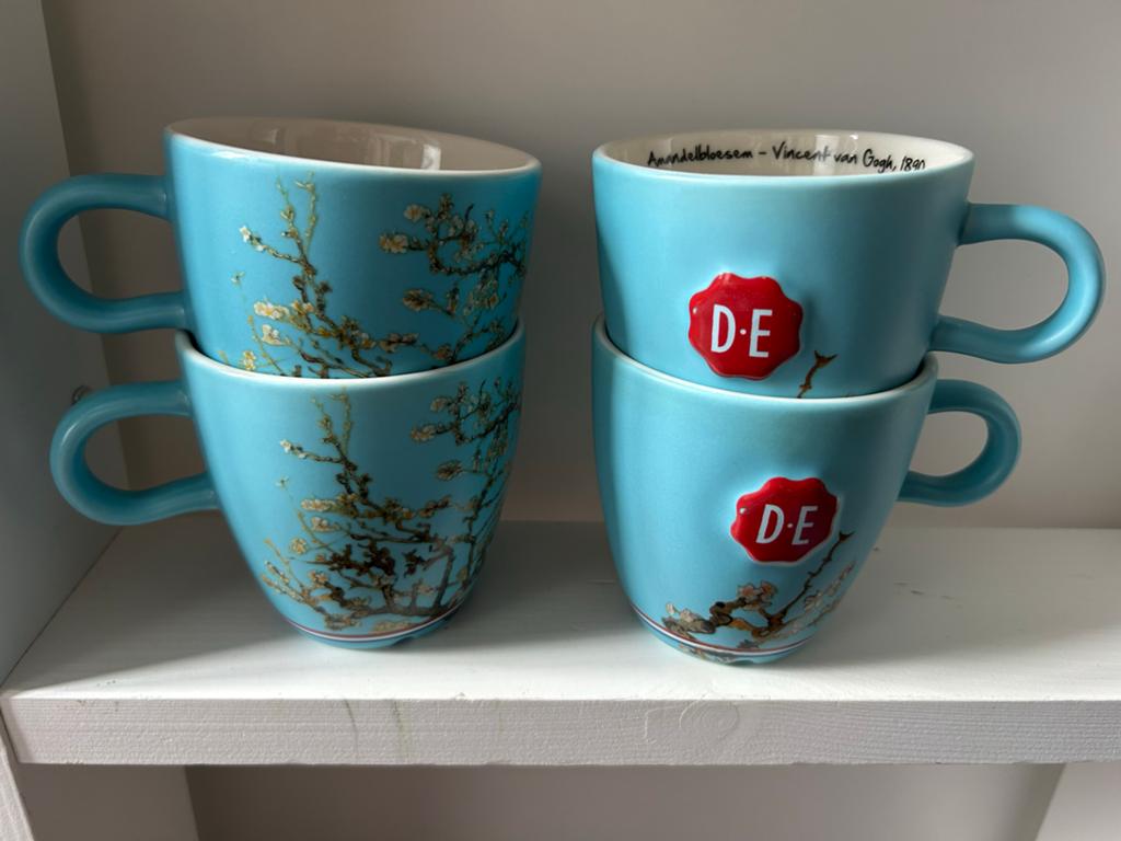 Douwe Egberts Van Gogh Amandelbloesem Mokken - 4 stuks, Ophalen, Keramiek, Zo goed als nieuw, Overige stijlen