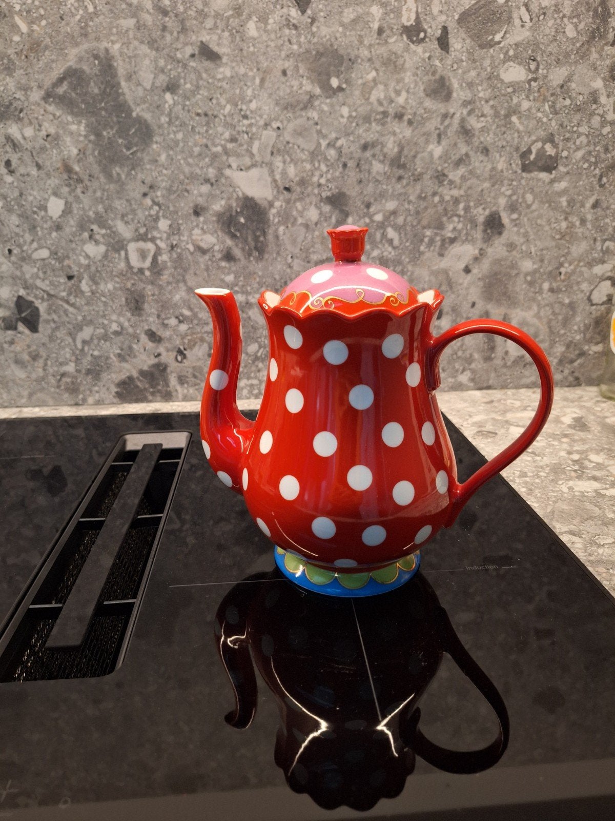 Oilily- Vrolijke rode theepot met stippen - Zo goed als nieu, Theepot/fluitketel, Ophalen of Verzenden, Zo goed als nieuw, Steen/keramiek